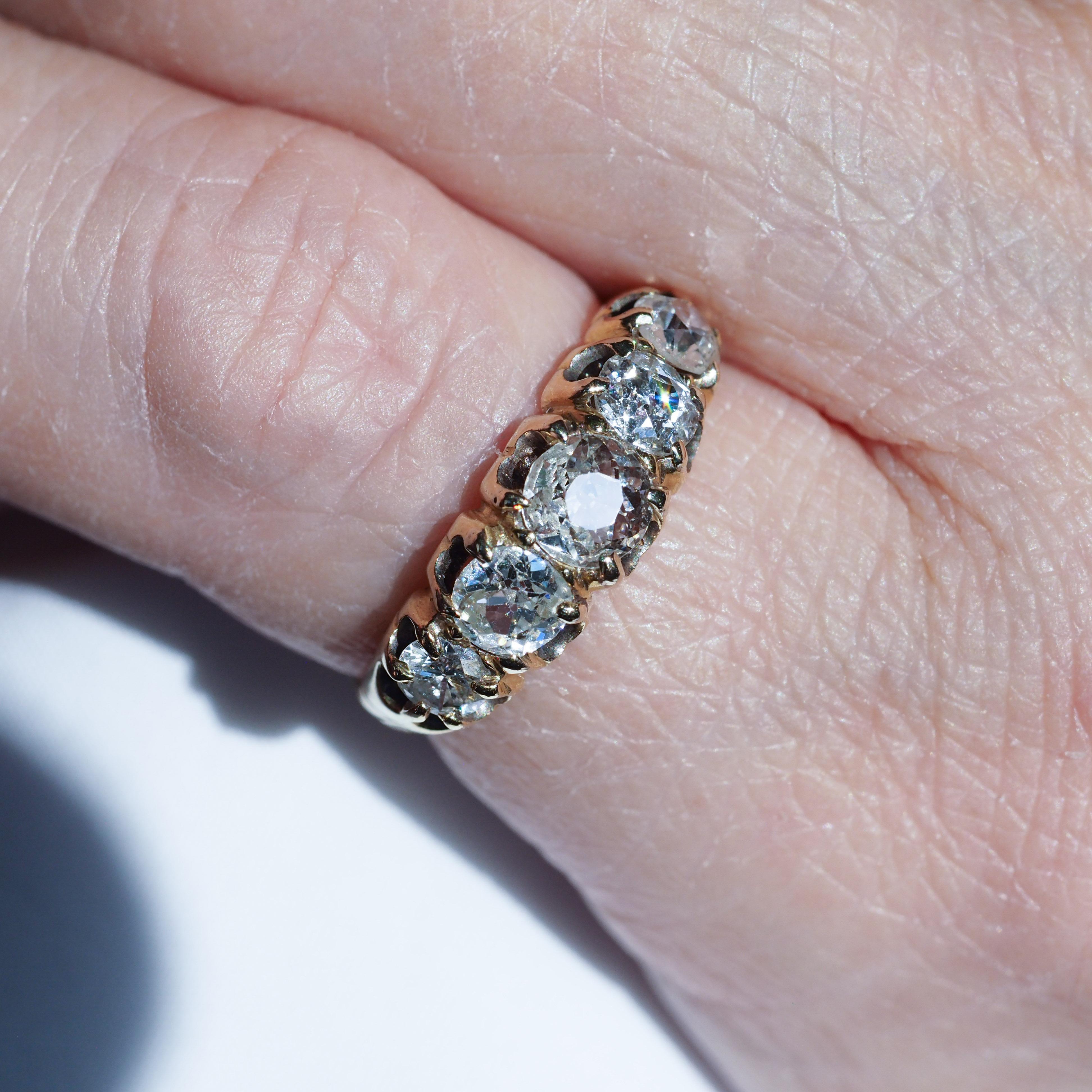Wir freuen uns, diese atemberaubende antiken viktorianischen 18ct Gold Diamant 5-Stein-Ring aus c.1890 bieten.

Dieser atemberaubende und glamouröse Ring bietet eine attraktive und unwiderstehliche Präsentation für Liebhaber von viktorianischem