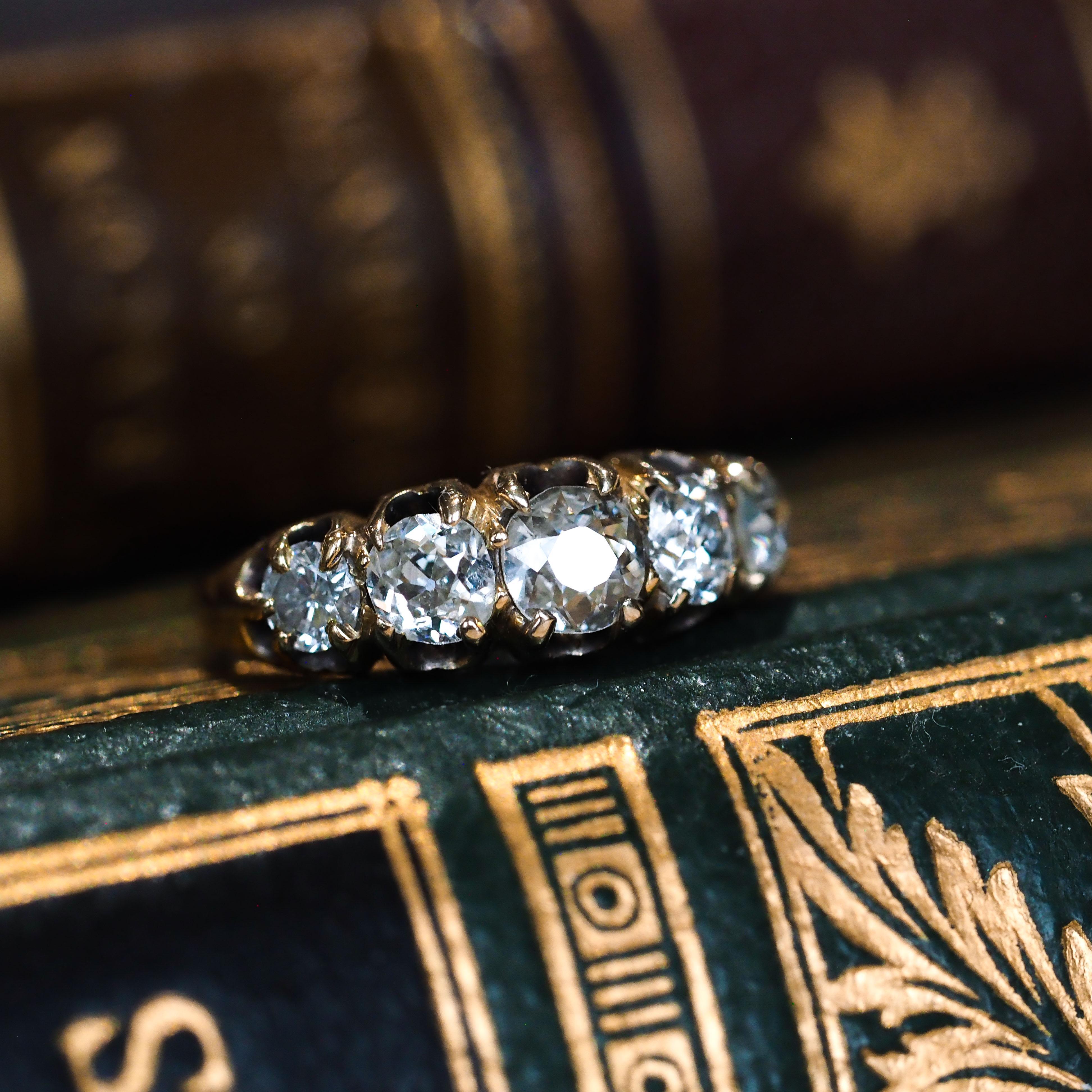 Antiker viktorianischer Diamantring mit 5 Steinen 18K Gold c.1890 im Angebot 1