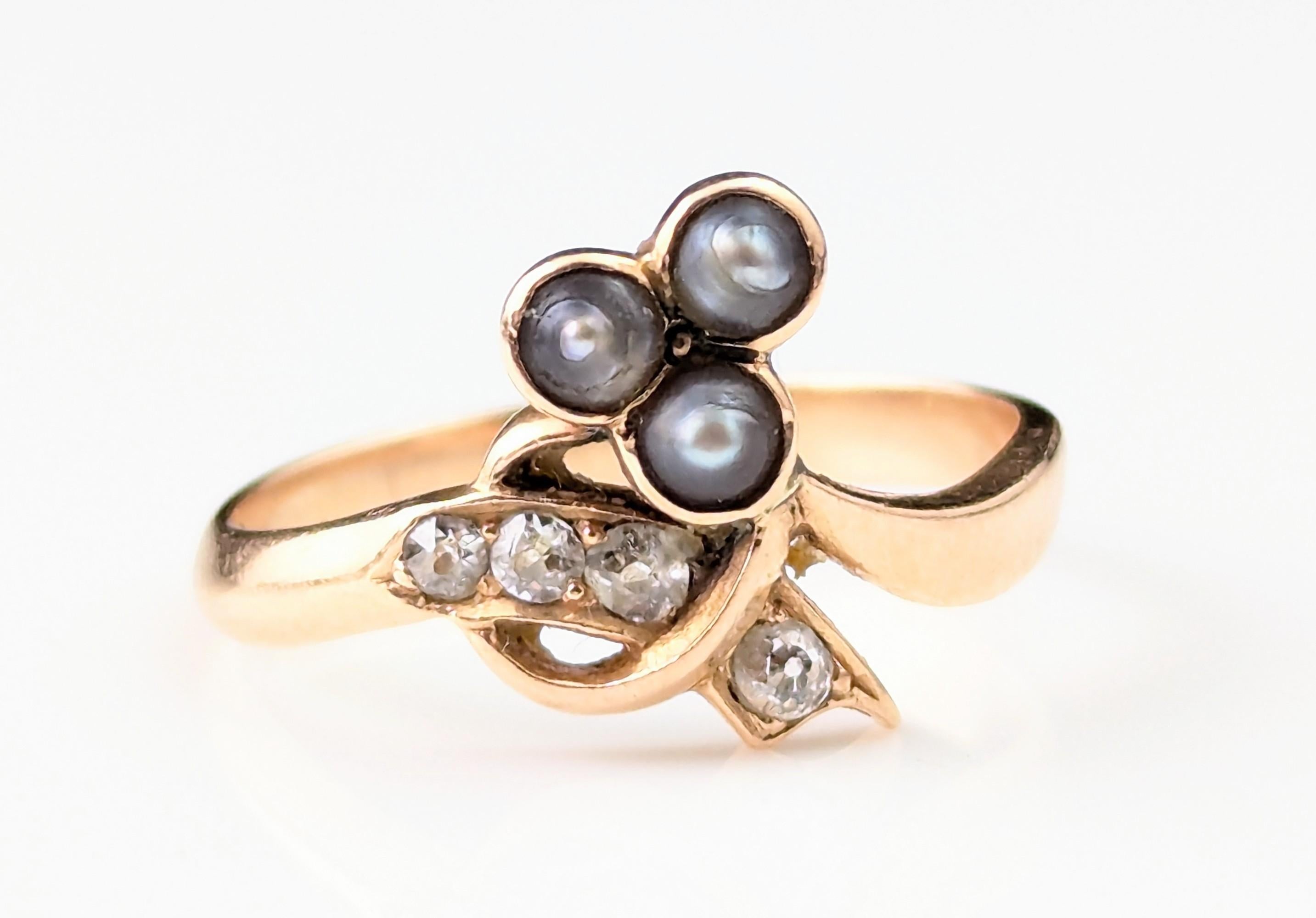 Antique Victorian Diamond and Pearl shamrock ring, 18k gold For Sale 5
