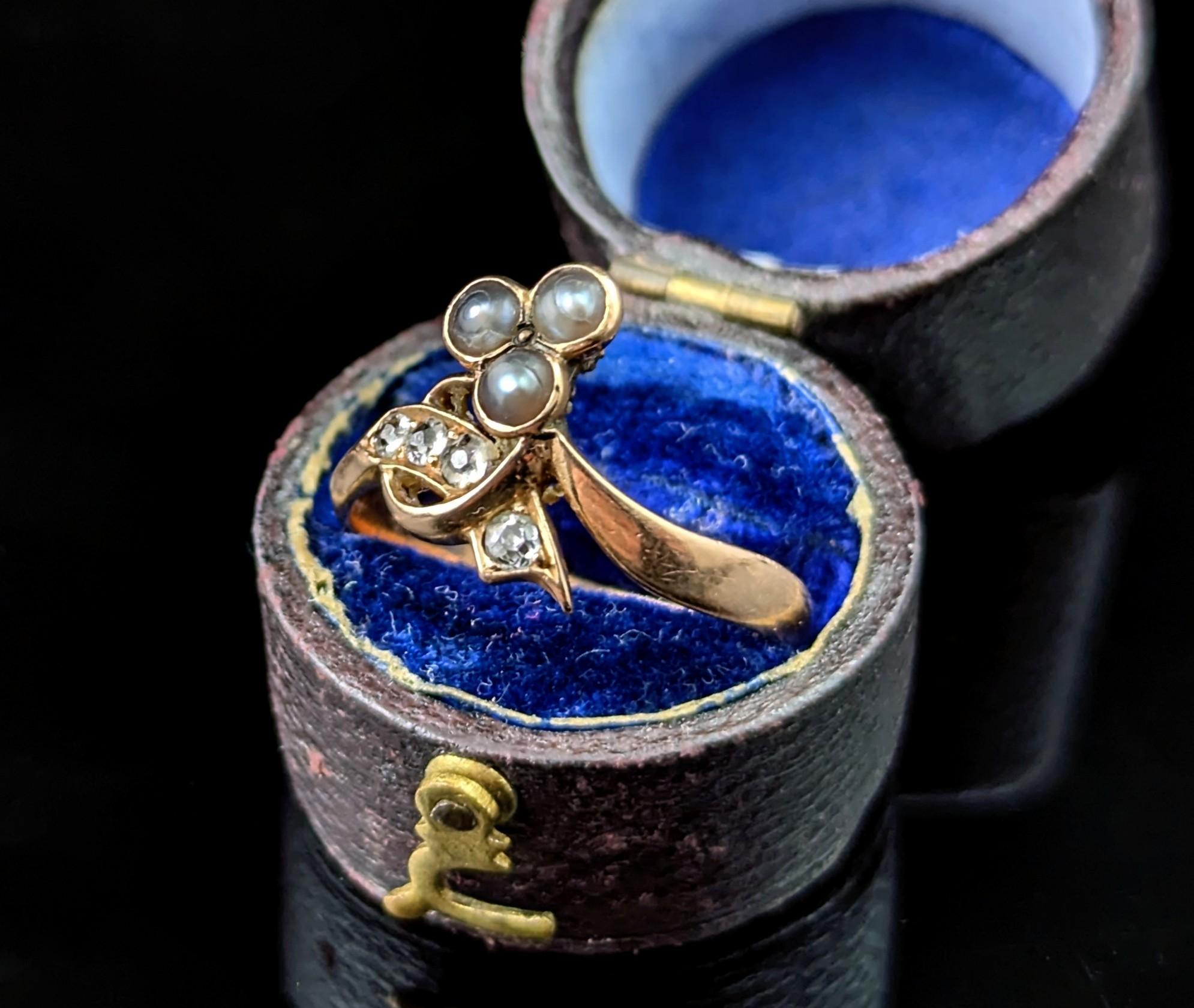 Antique Victorian Diamond and Pearl shamrock ring, 18k gold In Good Condition For Sale In NEWARK, GB