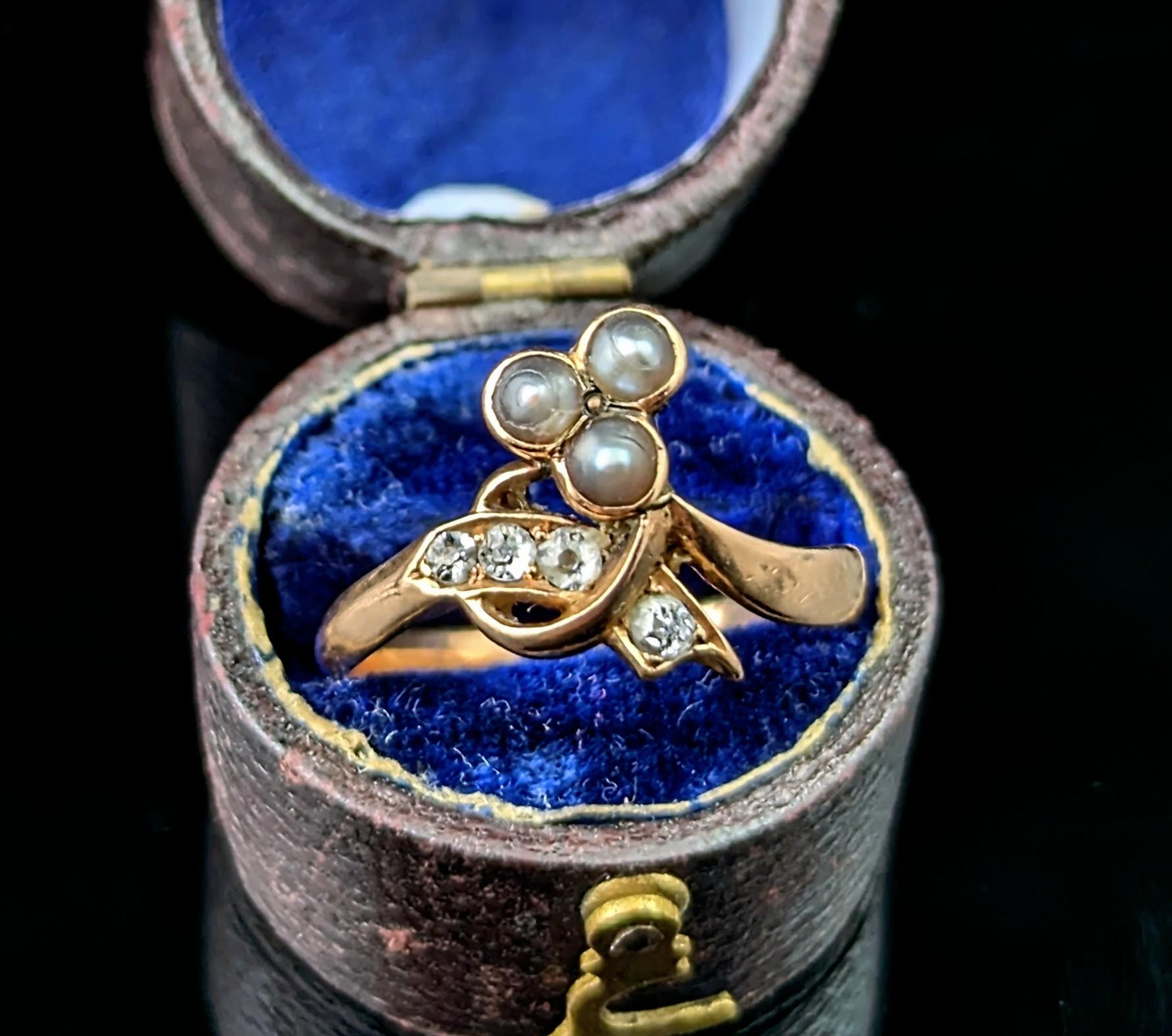 Antique Victorian Diamond and Pearl shamrock ring, 18k gold For Sale 2