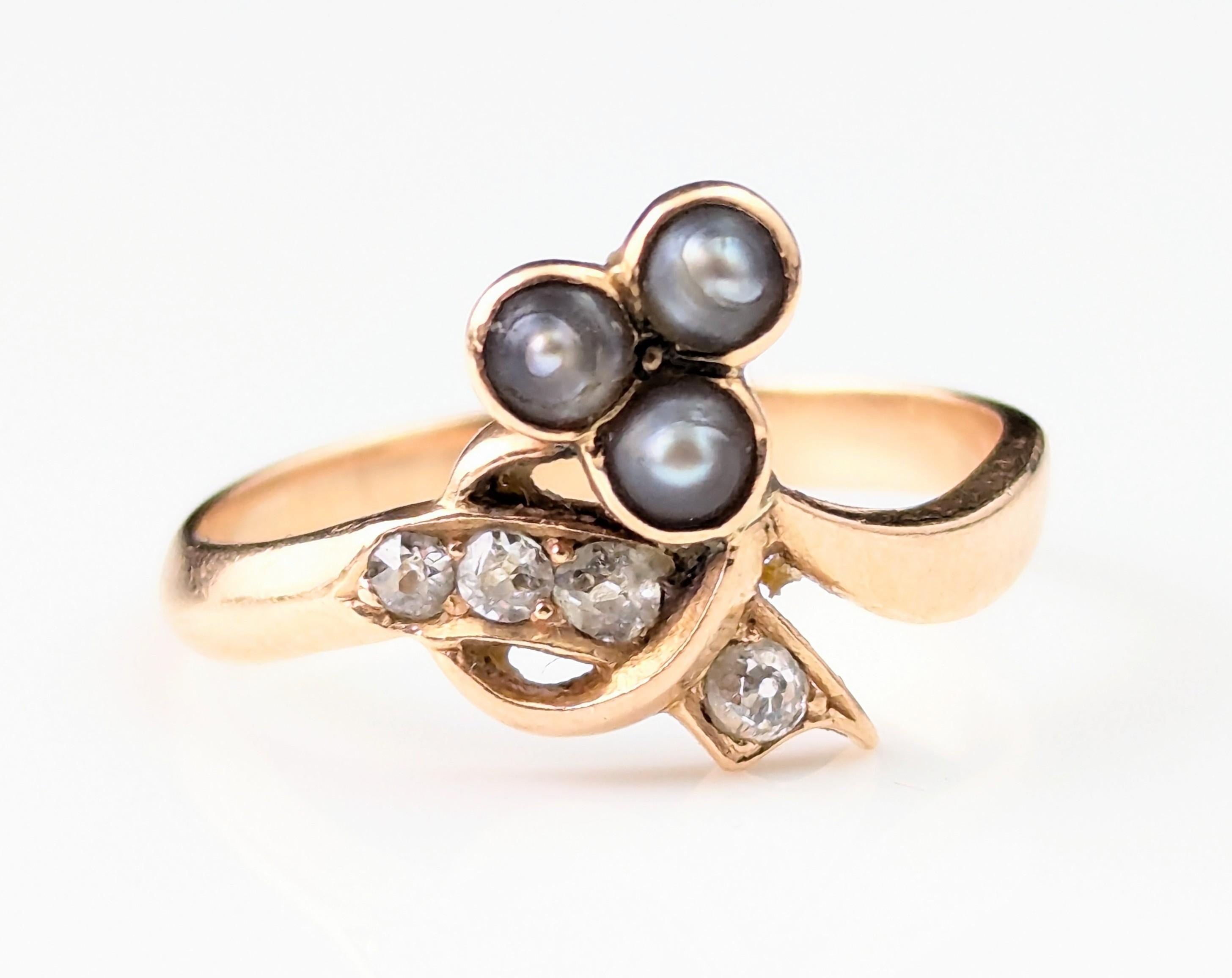 Antique Victorian Diamond and Pearl shamrock ring, 18k gold For Sale 4