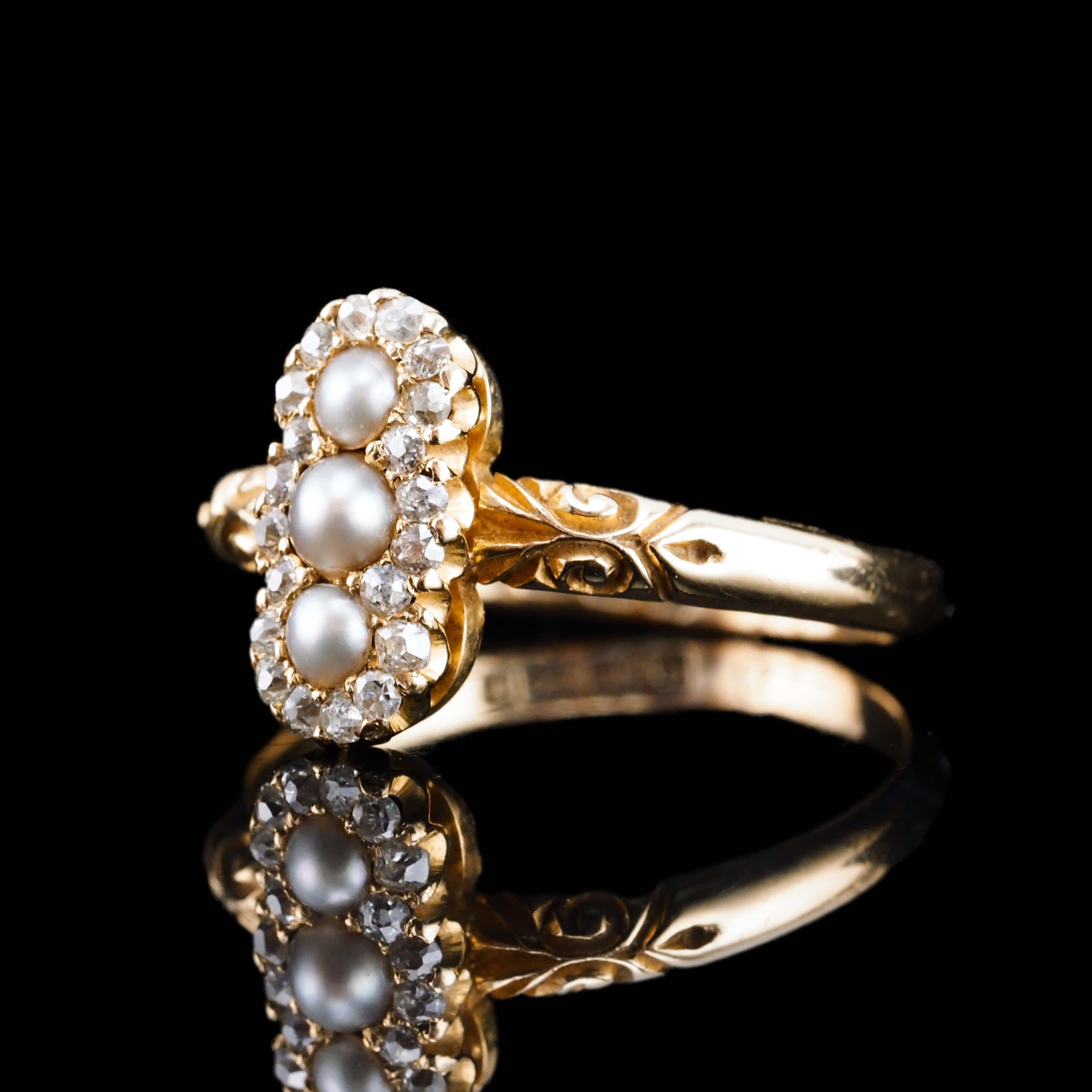 Antique Victorian Diamond and Pearl Triple Cluster Ring 18K Gold - c.1900 In Good Condition For Sale In London, GB
