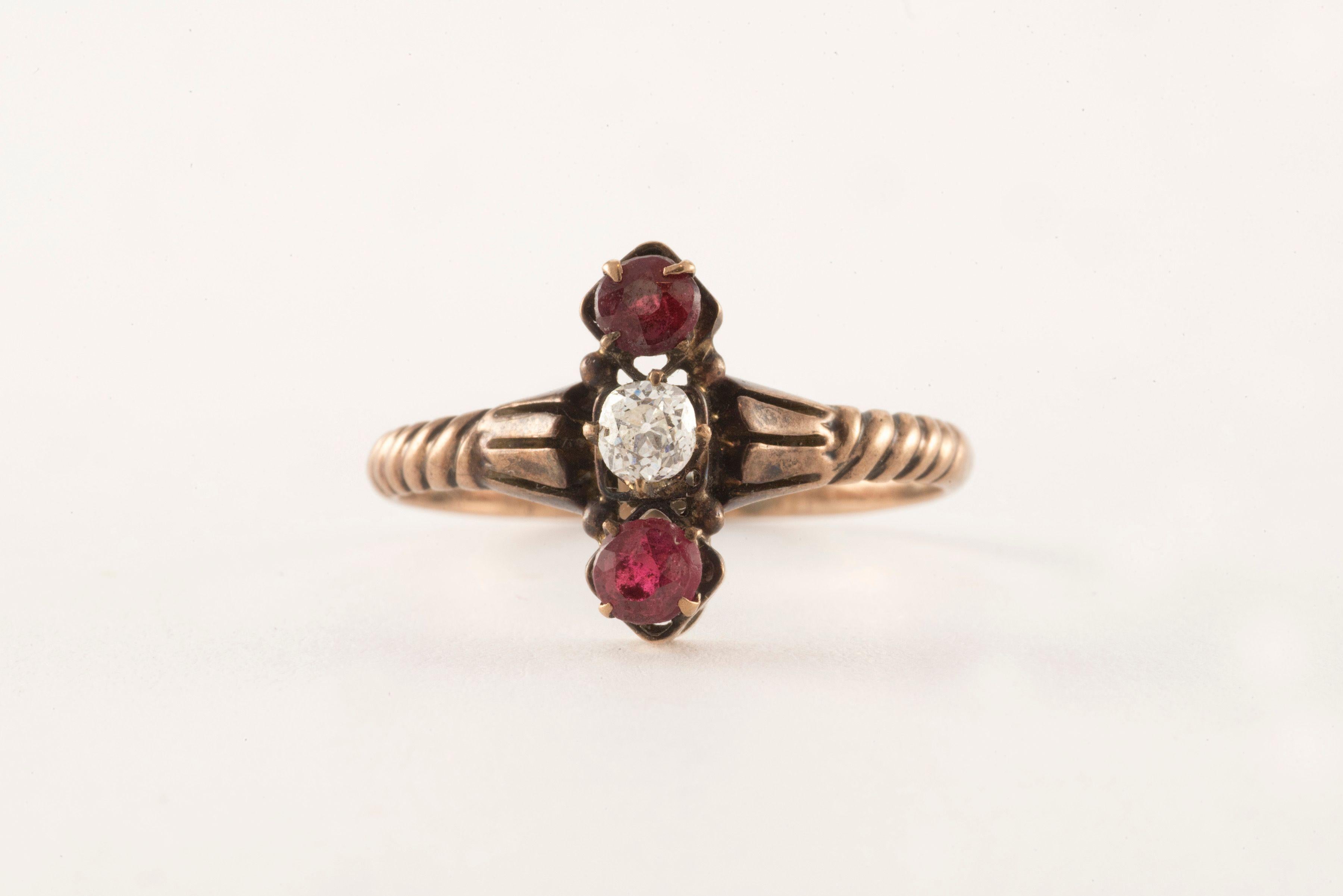 Antiker viktorianischer Trilogie-Ring mit Diamant und rotem Granat im Zustand „Gut“ im Angebot in Denver, CO