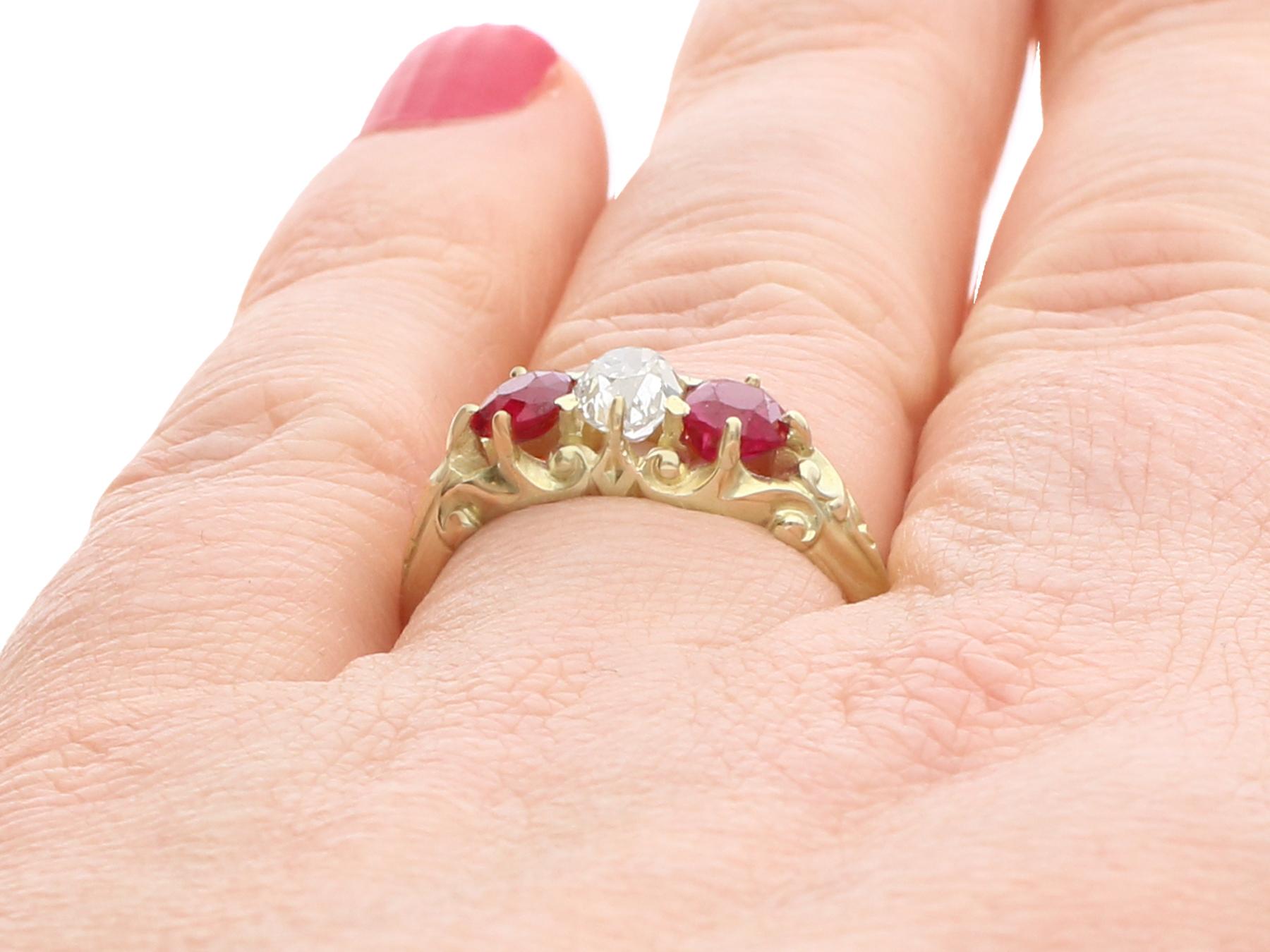 Antiker viktorianischer Diamant- und Rubin-Gelbgold-Kleiderring im Angebot 3