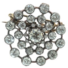 Broche victorienne ancienne ornée d'un bouquet de diamants, en or 9 carats et en argent