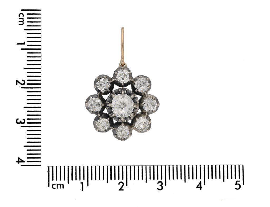 Viktorianische Diamant-Clusterohrringe. Ein passendes Paar Ohrringe, die jeweils in der Mitte mit einem kissenförmigen Diamanten aus einer alten Mine in einer offenen Krallenfassung besetzt sind, die beiden mit einem Gesamtgewicht von 1,60 Karat,