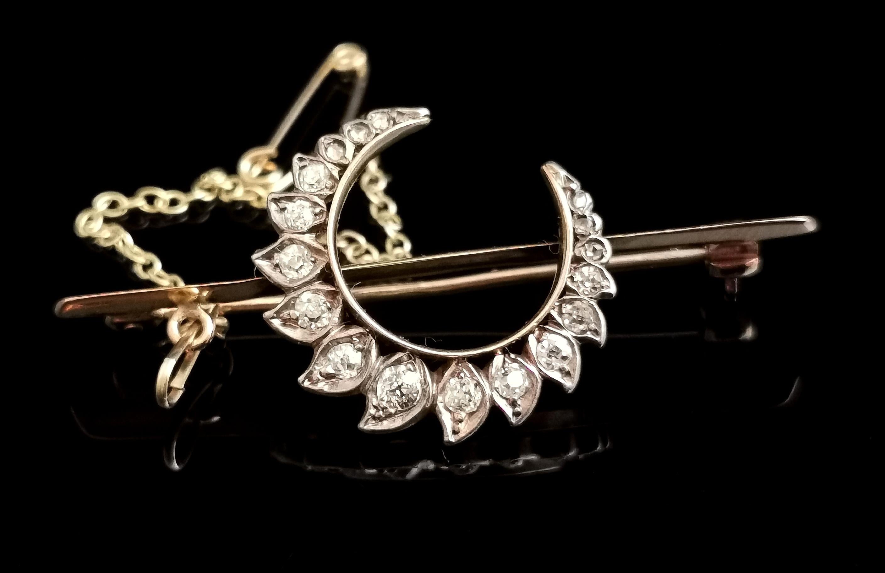 A fine antique diamond crescent brooch.

This is a bar brooch, the bar adorned with a beautiful curved crescent moon with decorative petal like shapes each set with a twinkling old cut diamond, approx 0.32ct in total.

The crescent has a silver