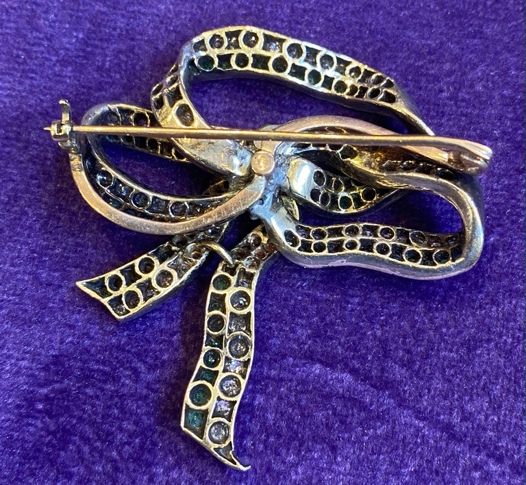 Antique Victorian Diamond & Emerald Bow Brooch In Excellent Condition For Sale In New York, NY