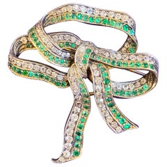 Antiguo broche victoriano con lazo de diamantes y esmeraldas
