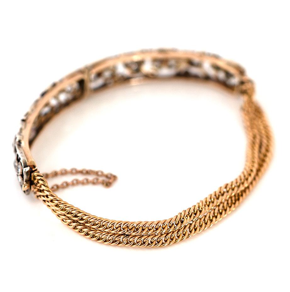 Te presentamos nuestra Pulsera Victoriana Antigua, una impresionante pieza de elegancia histórica. Esta exquisita pulsera presenta un ornamentado diseño de diamantes florales, meticulosamente engastados en una combinación de oro de 9 quilates, plata