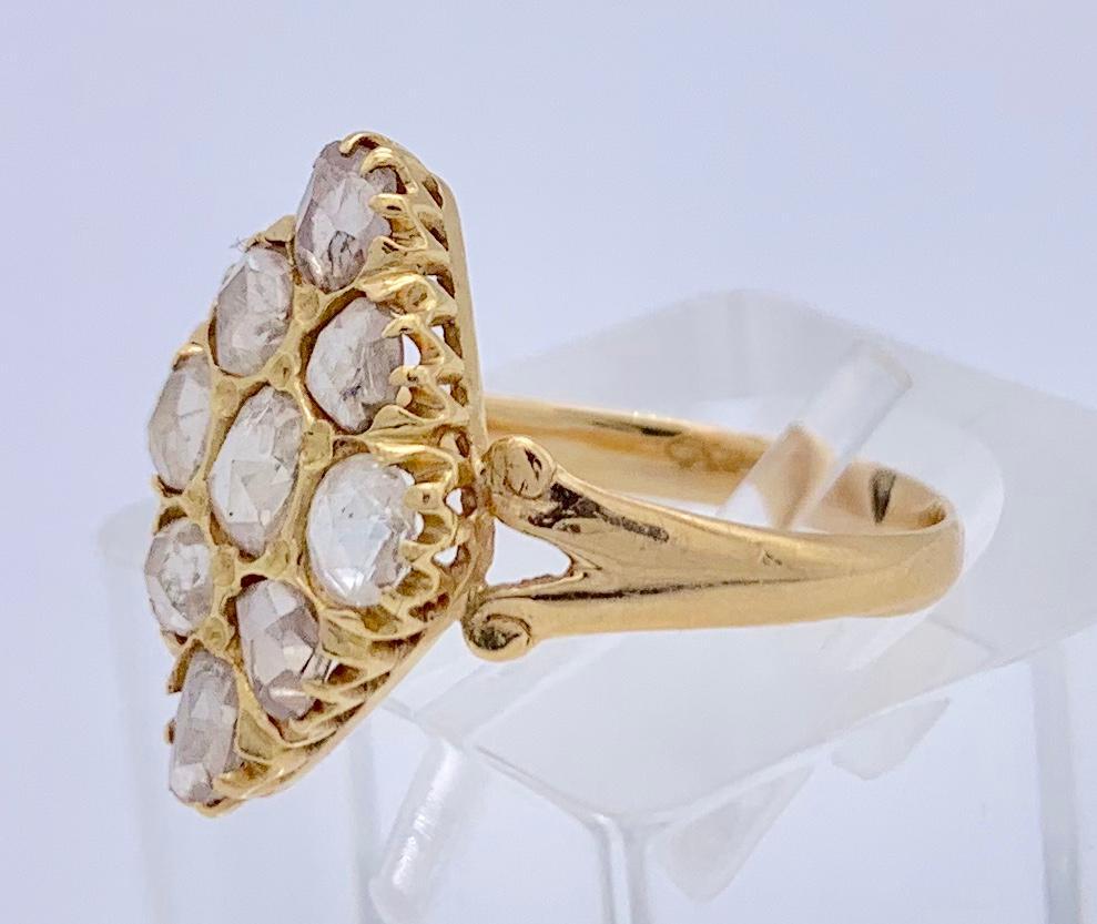 Dieser charmante, rautenförmige Ring ist mit Diamanten im alten Schliff besetzt, die aus alten indischen Minen stammen. Sie haben einen schönen, leicht silbrigen Farbton.
Die Diamanten wiegen zusammen ca. 0,7 ct.
Der Ring wurde um 1880/1890 aus