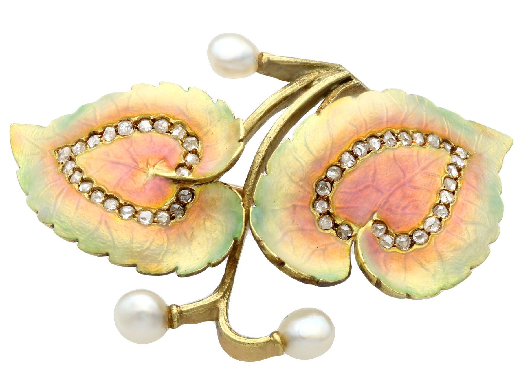 Taille ronde Broche victorienne ancienne en or jaune 18 carats, perles naturelles et émail en vente