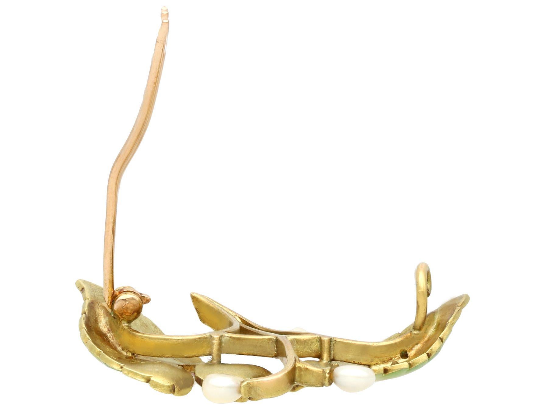 Broche victorienne ancienne en or jaune 18 carats, perles naturelles et émail Unisexe en vente
