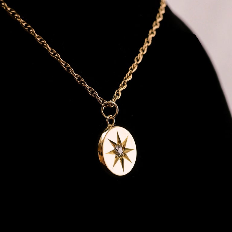 We are delighted to offer this Victorian 18K gold star pendant and chain (chain is included and is a later 9K solid gold chain necklace).  
 
The pendant features a striking antique yellow gold tone with an engraved starburst in the centre. The