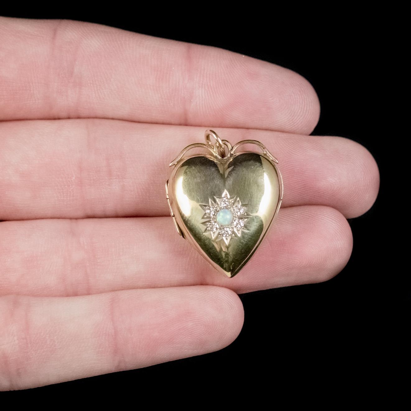 Antique Victorian Diamond Opal Heart Locket 18 Carat Gold, circa 1900 For Sale 2