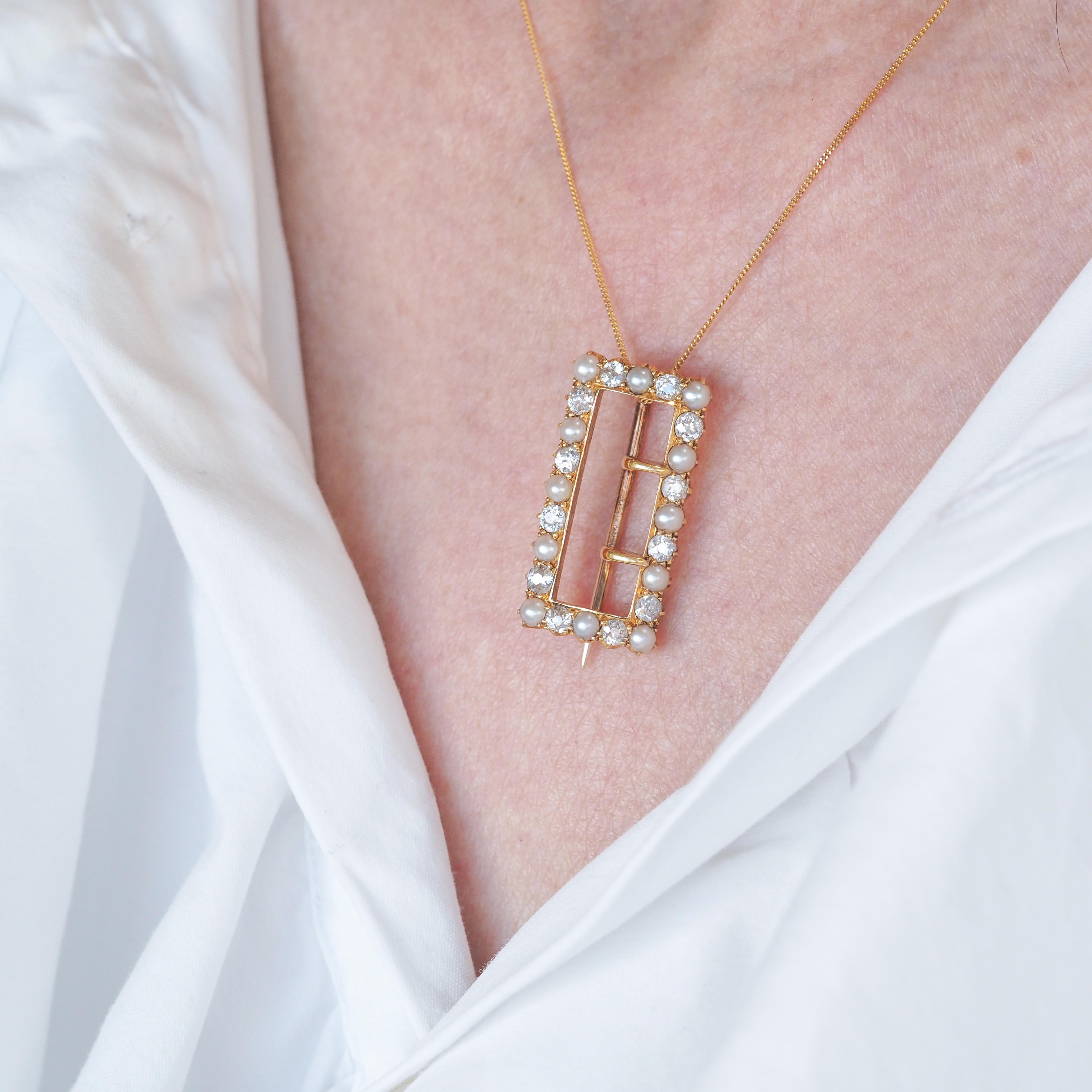 Siamo lieti di offrire questa deliziosa spilla/pendente in oro 18 ct di epoca vittoriana, realizzata nel 1890 circa.

La spilla presenta un design molto intricato ma ben realizzato di una fibbia con diamanti e perle.

L'aspetto accattivante e
