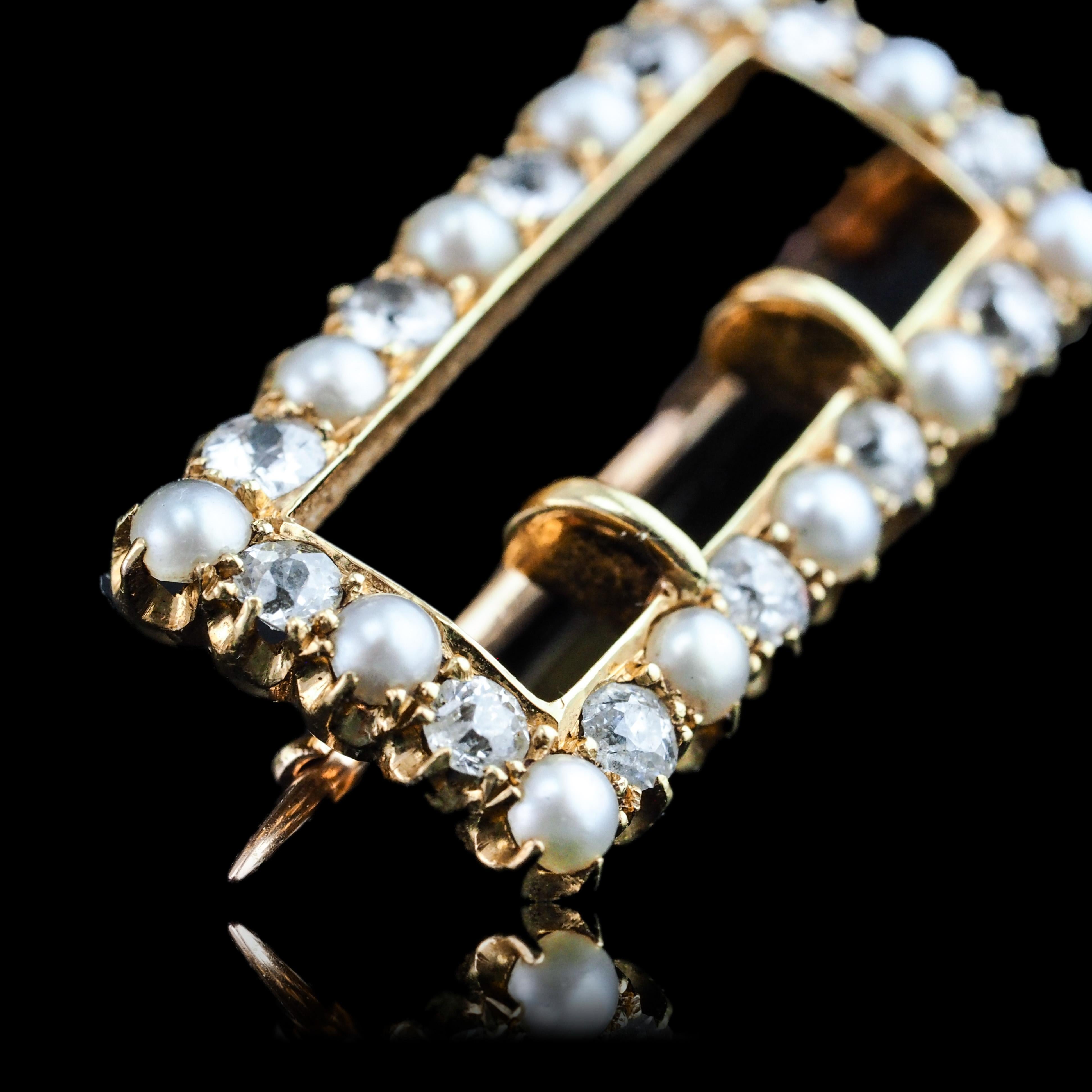 Vittoriano Antica spilla/pendente vittoriano con diamante e perla, a forma di fibbia in oro 18 carati - C.C. 1890 in vendita
