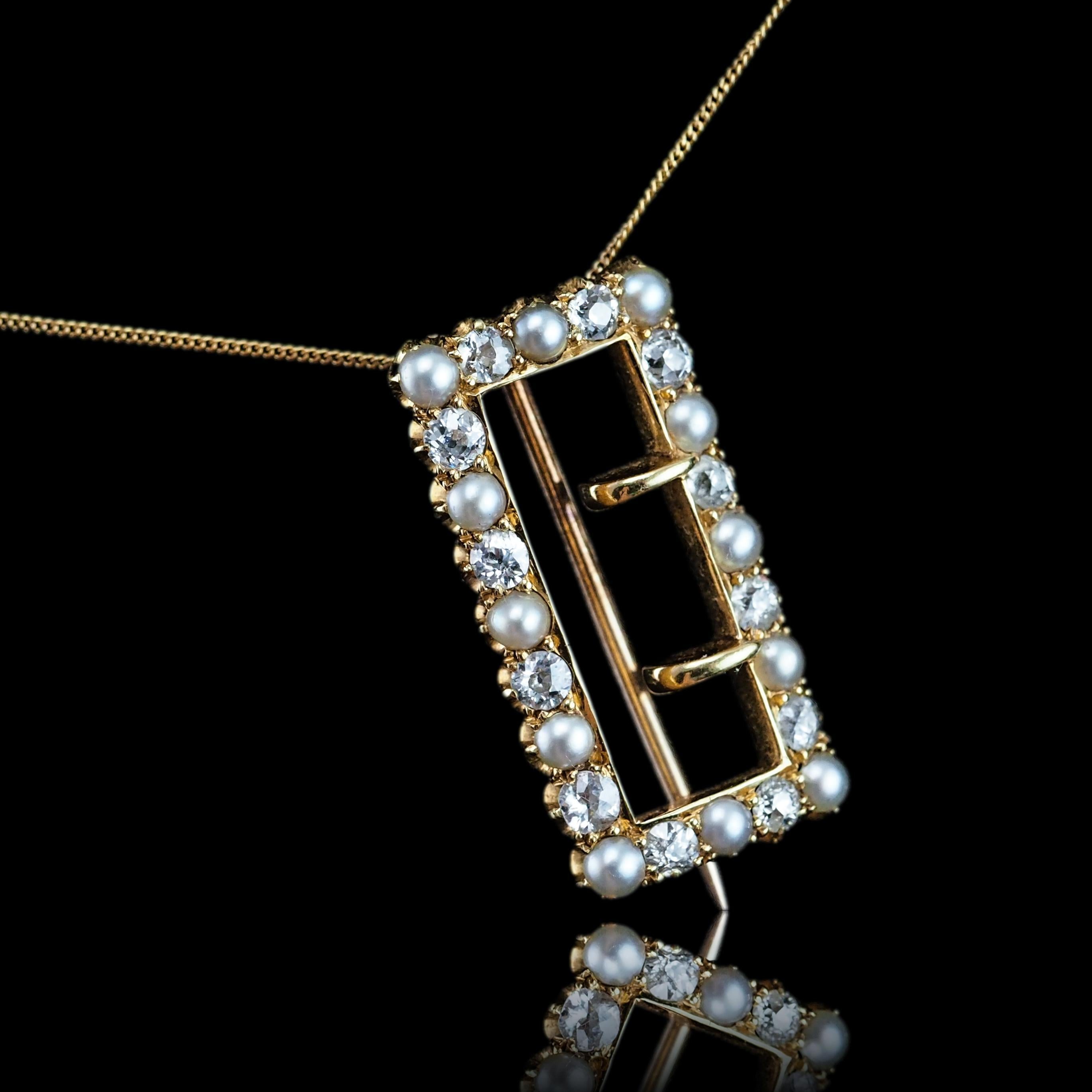 Antica spilla/pendente vittoriano con diamante e perla, a forma di fibbia in oro 18 carati - C.C. 1890 In condizioni buone in vendita a London, GB