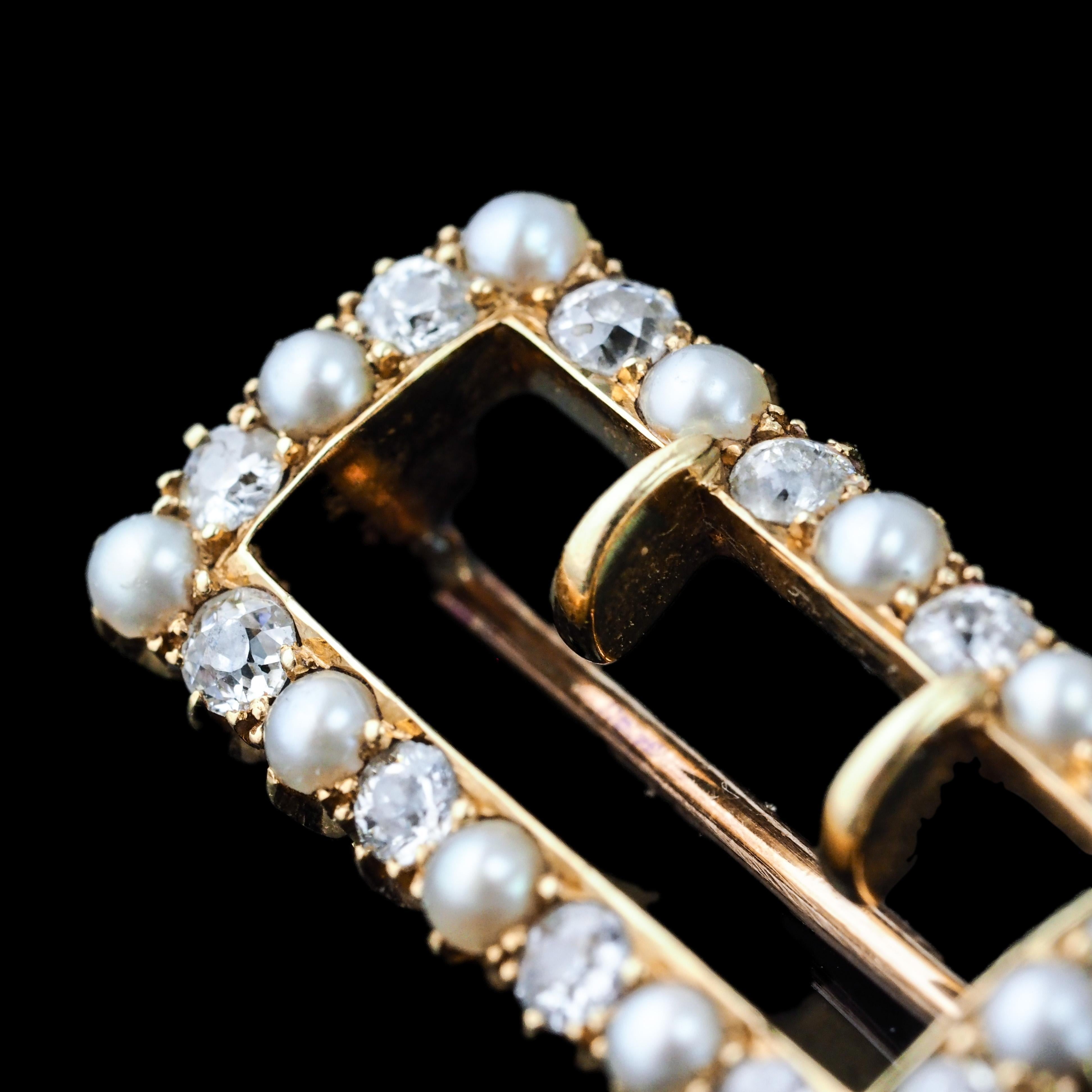 Antica spilla/pendente vittoriano con diamante e perla, a forma di fibbia in oro 18 carati - C.C. 1890 in vendita 1