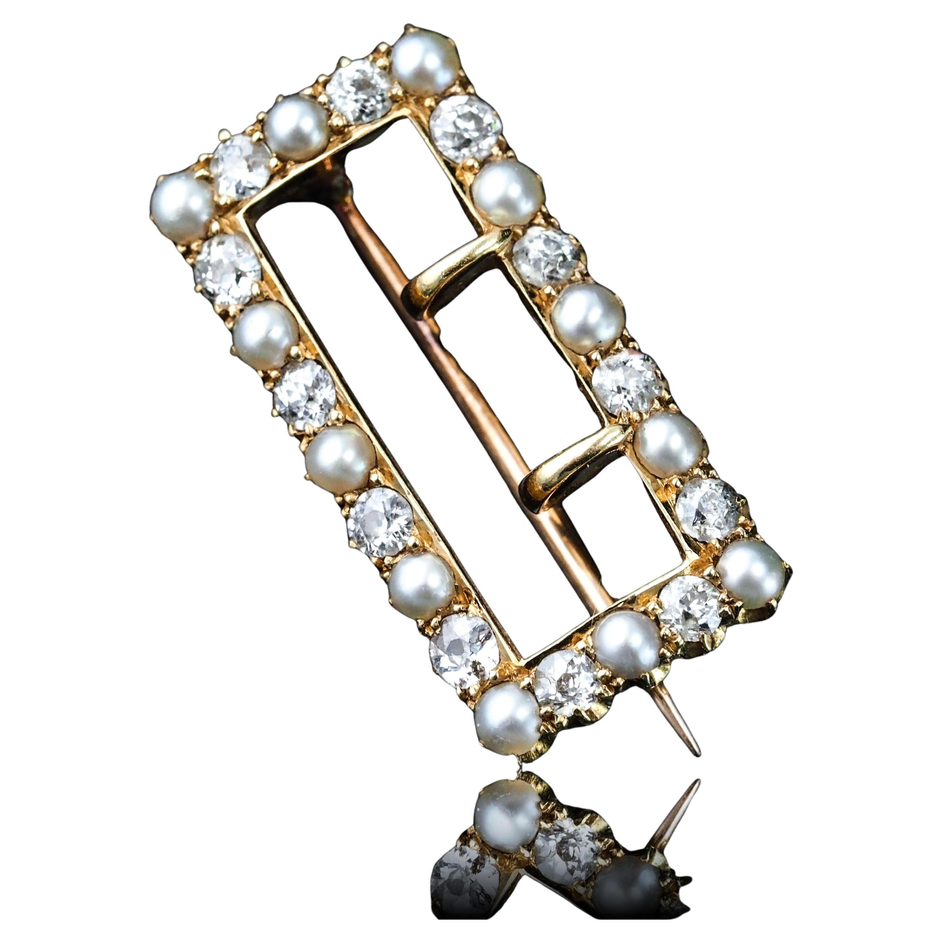Antica spilla/pendente vittoriano con diamante e perla, a forma di fibbia in oro 18 carati - C.C. 1890 in vendita