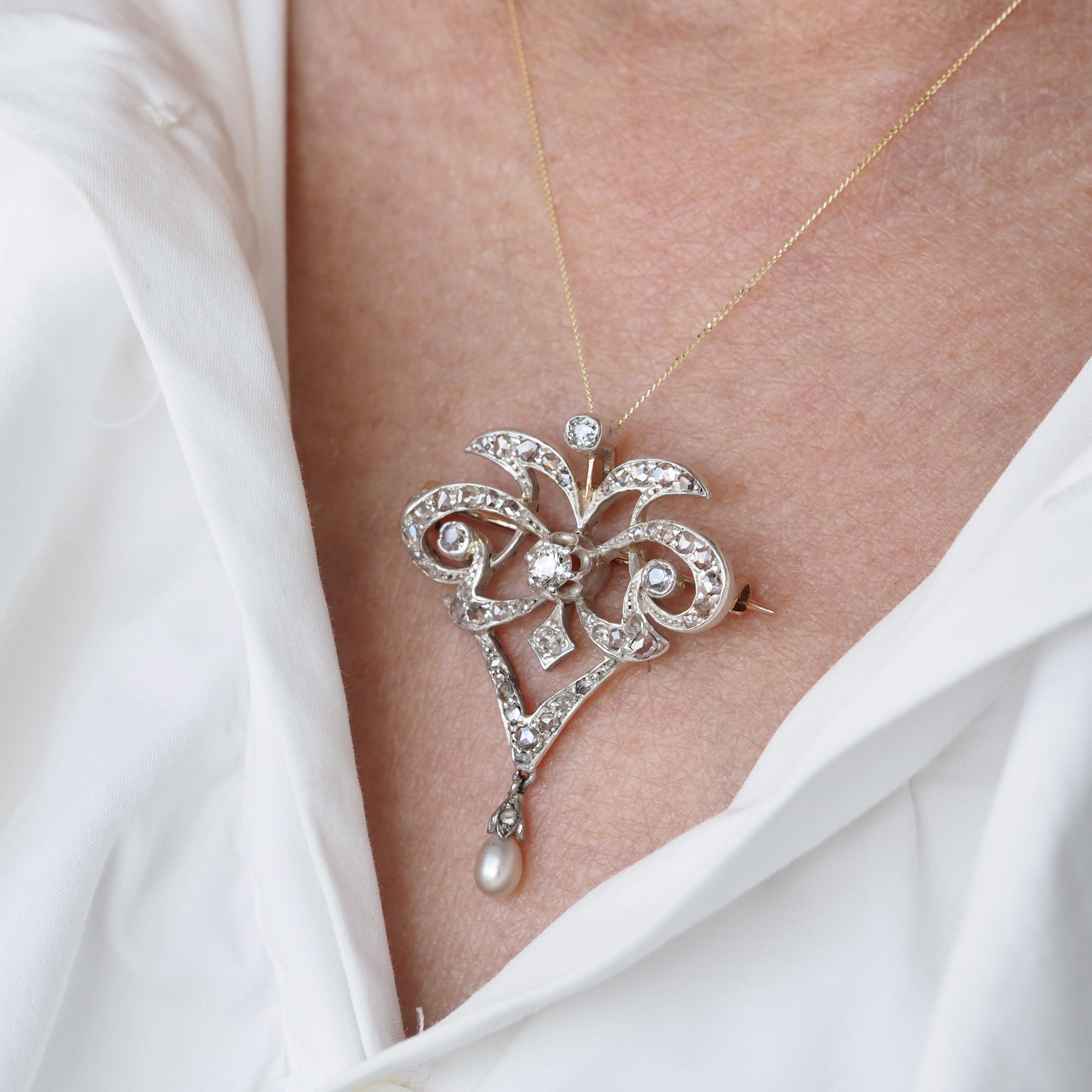 Wir freuen uns, diese prächtige antike spätviktorianische/frühedwardianische Diamant-Anhänger/Broschen-Halskette aus dem Jahr 1900 anbieten zu können.

Dieser Anhänger besticht durch sein wunderschönes Design mit einer silbernen Vorderseite, die den