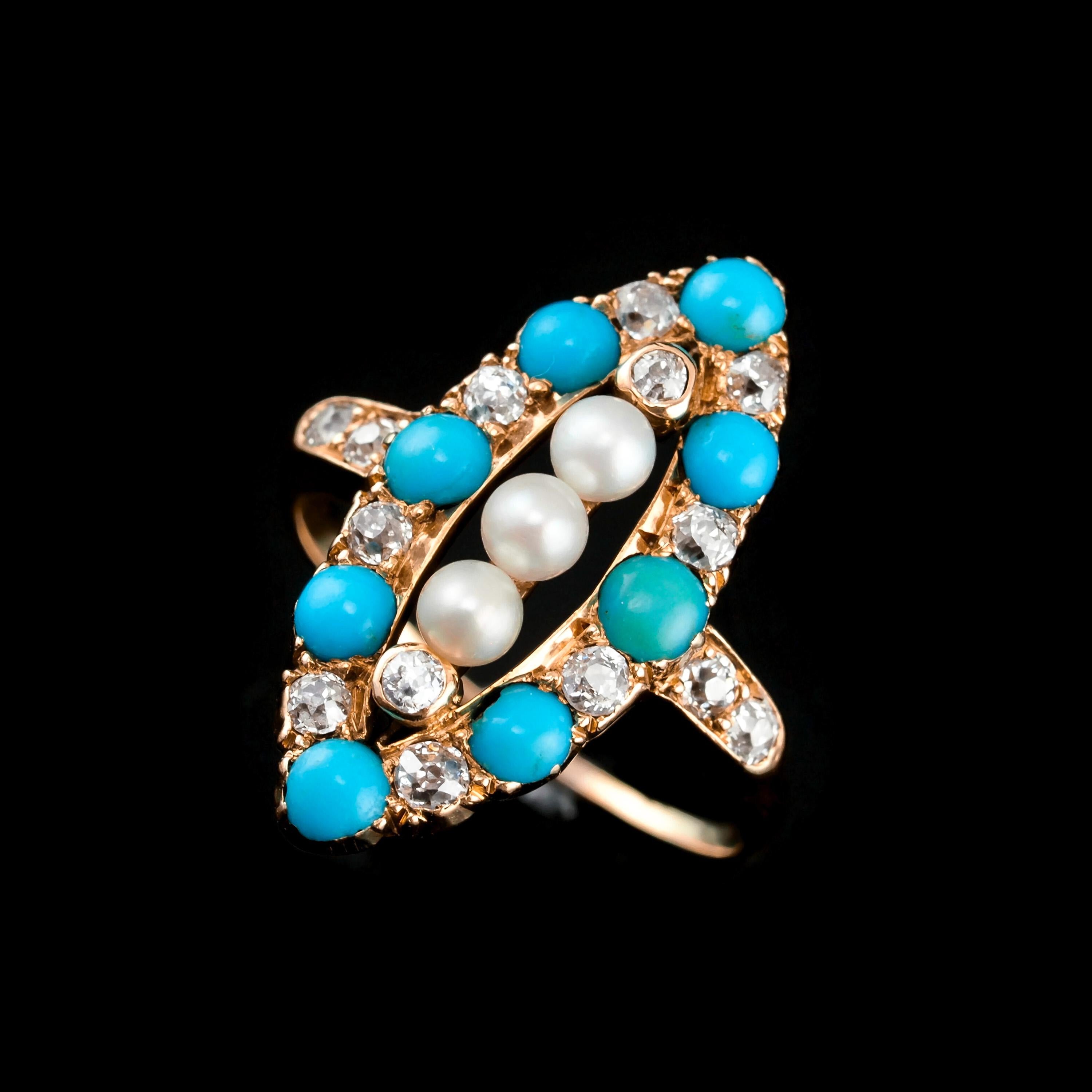 Wir freuen uns, diesen prächtigen antiken viktorianischen Ring aus 18 Karat Gold mit Türkisen, Perlen und Diamanten aus dem Jahr 1880 anbieten zu können. 
 
Der Ring besticht durch sein reizvolles Design mit einer auffälligen Farbkombination aus