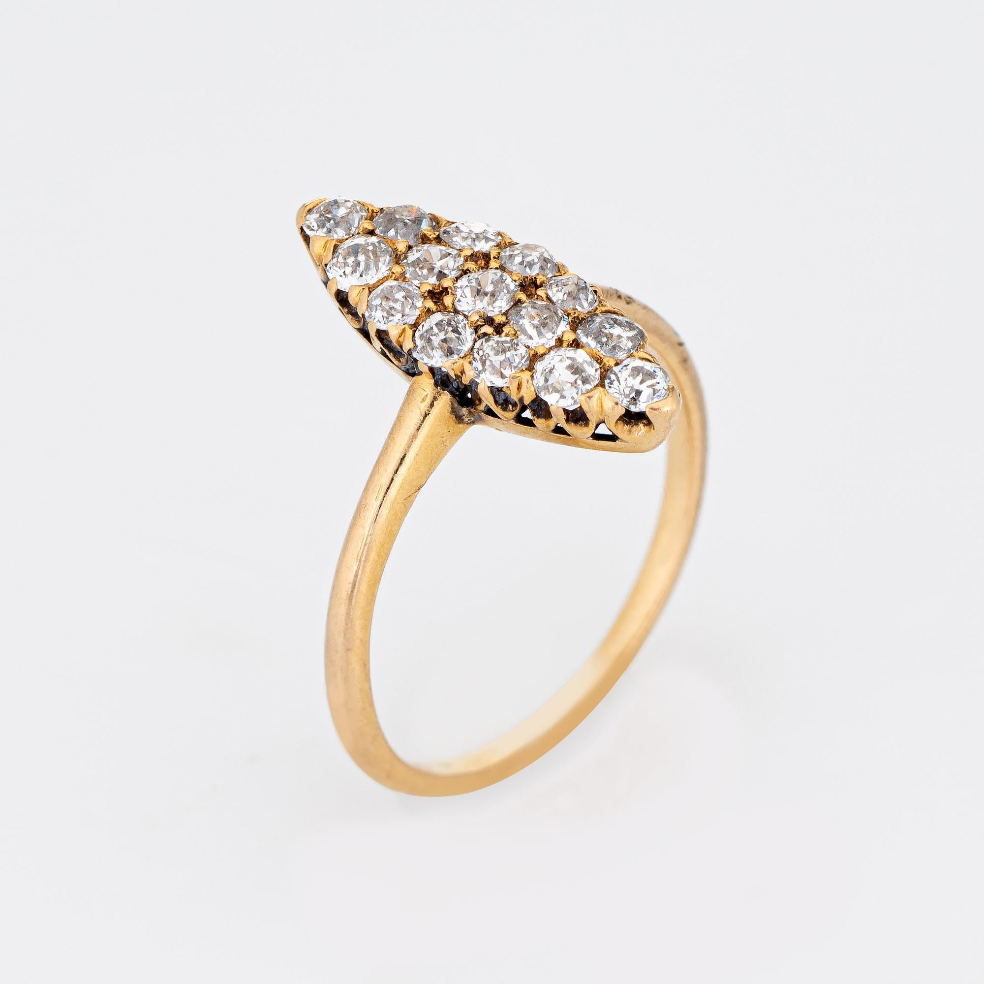Élégante bague victorienne ancienne à navette de diamants (vers les années 1880-1900) en or jaune 18 carats. 

15 diamants de taille ancienne totalisent un poids estimé à 0,75 carats (couleur estimée I-J et pureté SI1-I1). 

L'anneau est un régal
