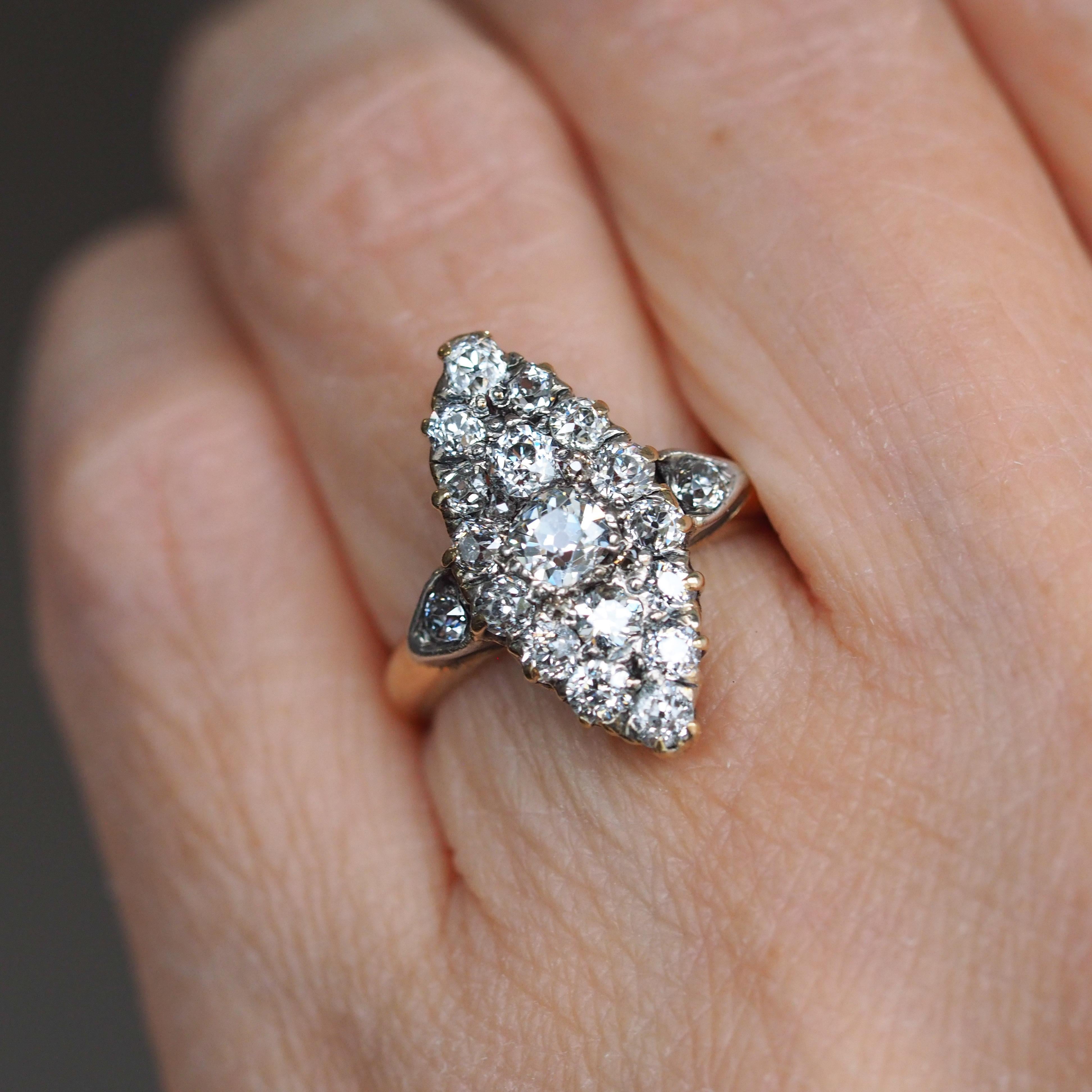 Bague victorienne ancienne à motif navette, plus de 1 carat au total, vers 1890 en vente 8