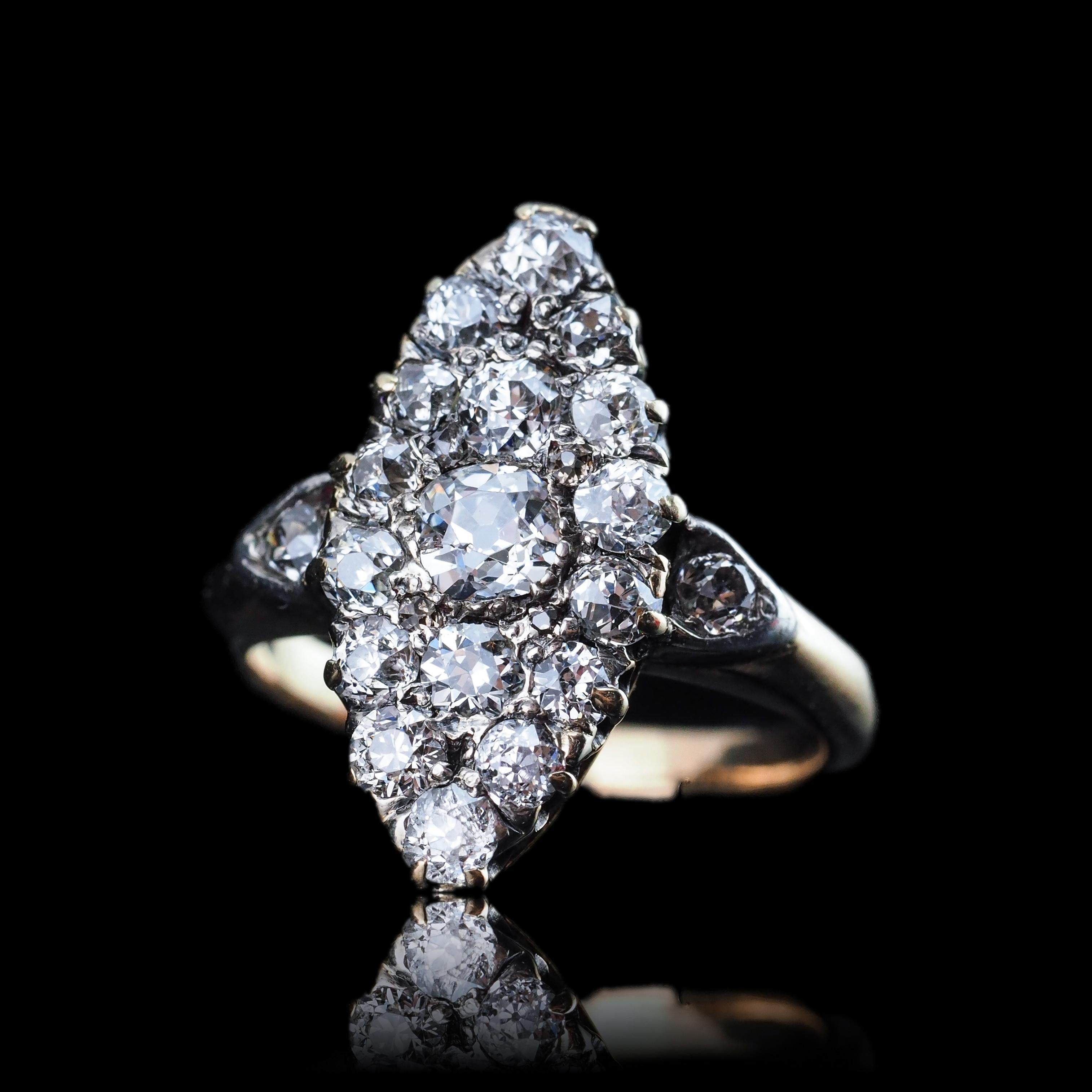 Nous sommes ravis d'offrir cette magnifique bague ancienne victorienne en or 18ct à navette de diamants, fabriquée vers 1890.

La bague présente un magnifique motif de 17 diamants de taille ancienne, tous sertis de façon complexe dans un motif