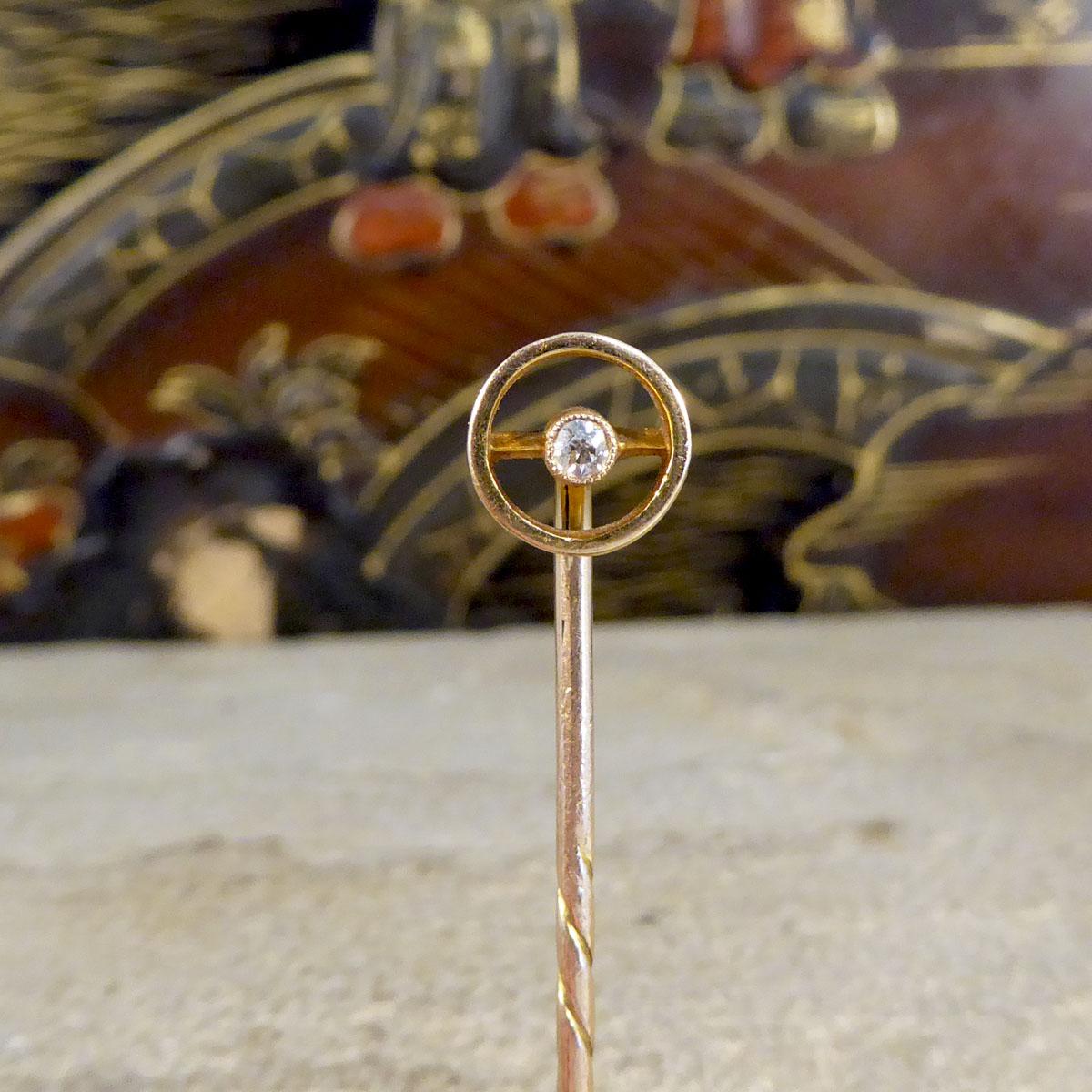 Diese wunderschöne antike Diamant-Anstecknadel wurde im viktorianischen Zeitalter von Hand gefertigt und zeigt, dass Qualitätsschmuck wirklich den Test der Zeit übersteht. Diese Anstecknadel ist vollständig aus 9 Karat Gelbgold mit einem Kreis und