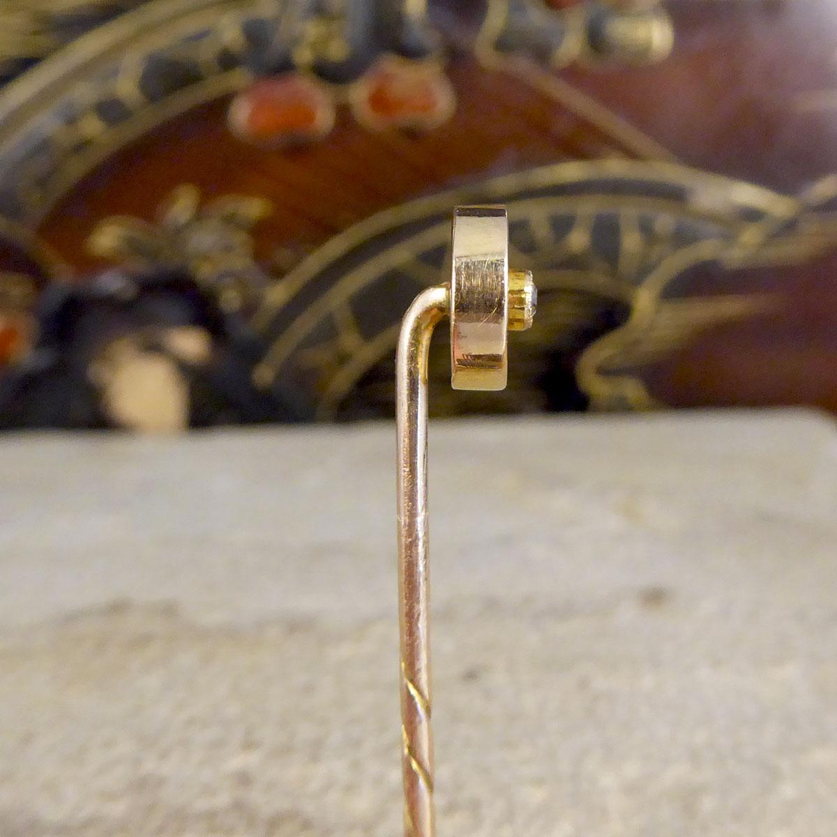Antike viktorianische Diamantbesetzte runde Anstecknadel aus 9 Karat Gelbgold (Rundschliff) im Angebot