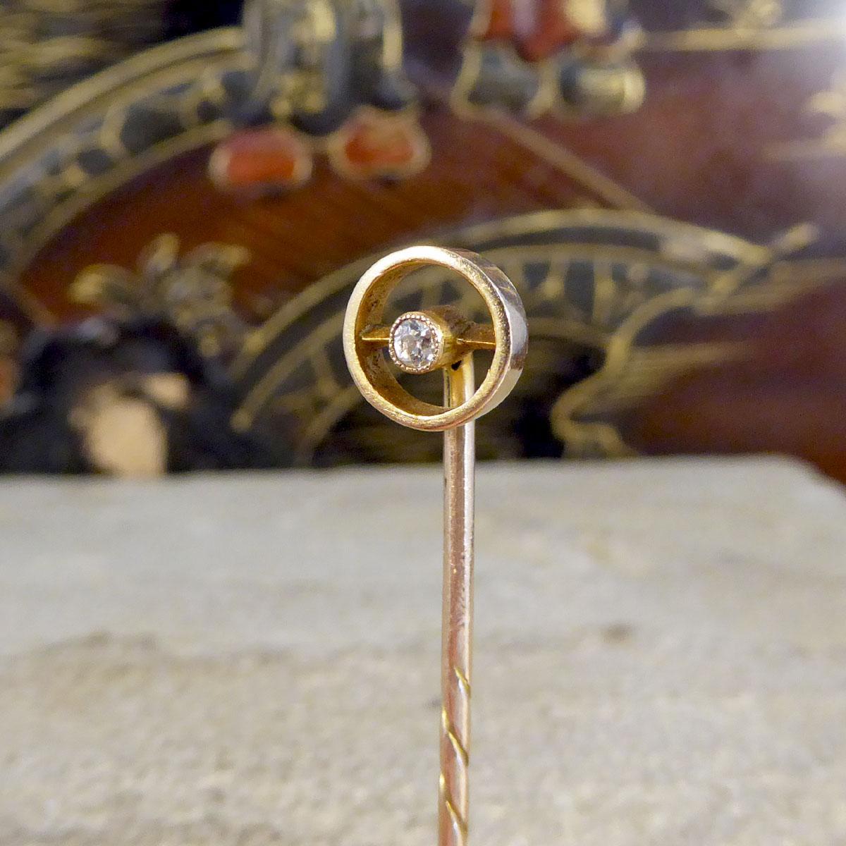 Antike viktorianische Diamantbesetzte runde Anstecknadel aus 9 Karat Gelbgold für Damen oder Herren im Angebot