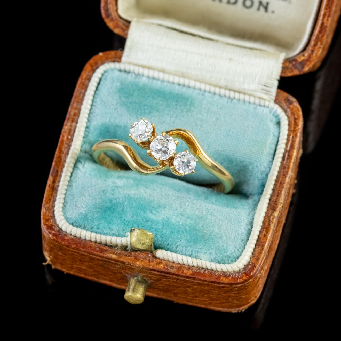 Antique Victorian Diamond Trilogy 18 Carat Gold, circa 1900 Ring For Sale 4