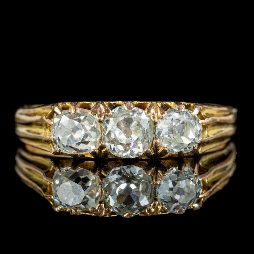 Ein atemberaubender antiker viktorianischer Trilogie-Ring mit drei wunderschönen Diamanten im Altminenschliff, die fachmännisch geschliffen wurden und wunderschön im Licht glitzern. Der Mittelstein wiegt ca. 0,25ct, mit 0,22ct Diamanten an jeder