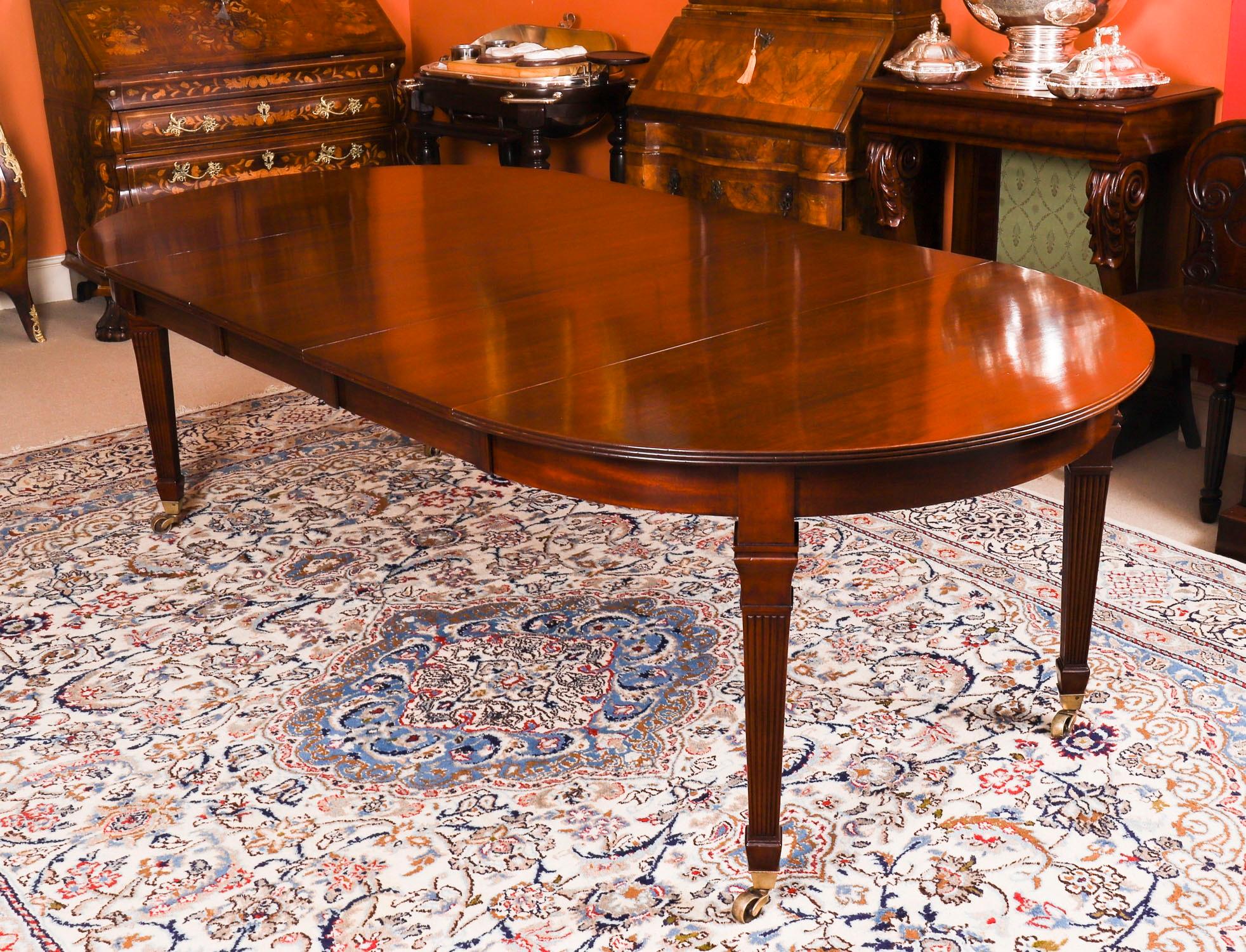 Victorien tardif Ancienne table de salle à manger victorienne 19ème siècle et 8 chaises de salle à manger à dossier en vente