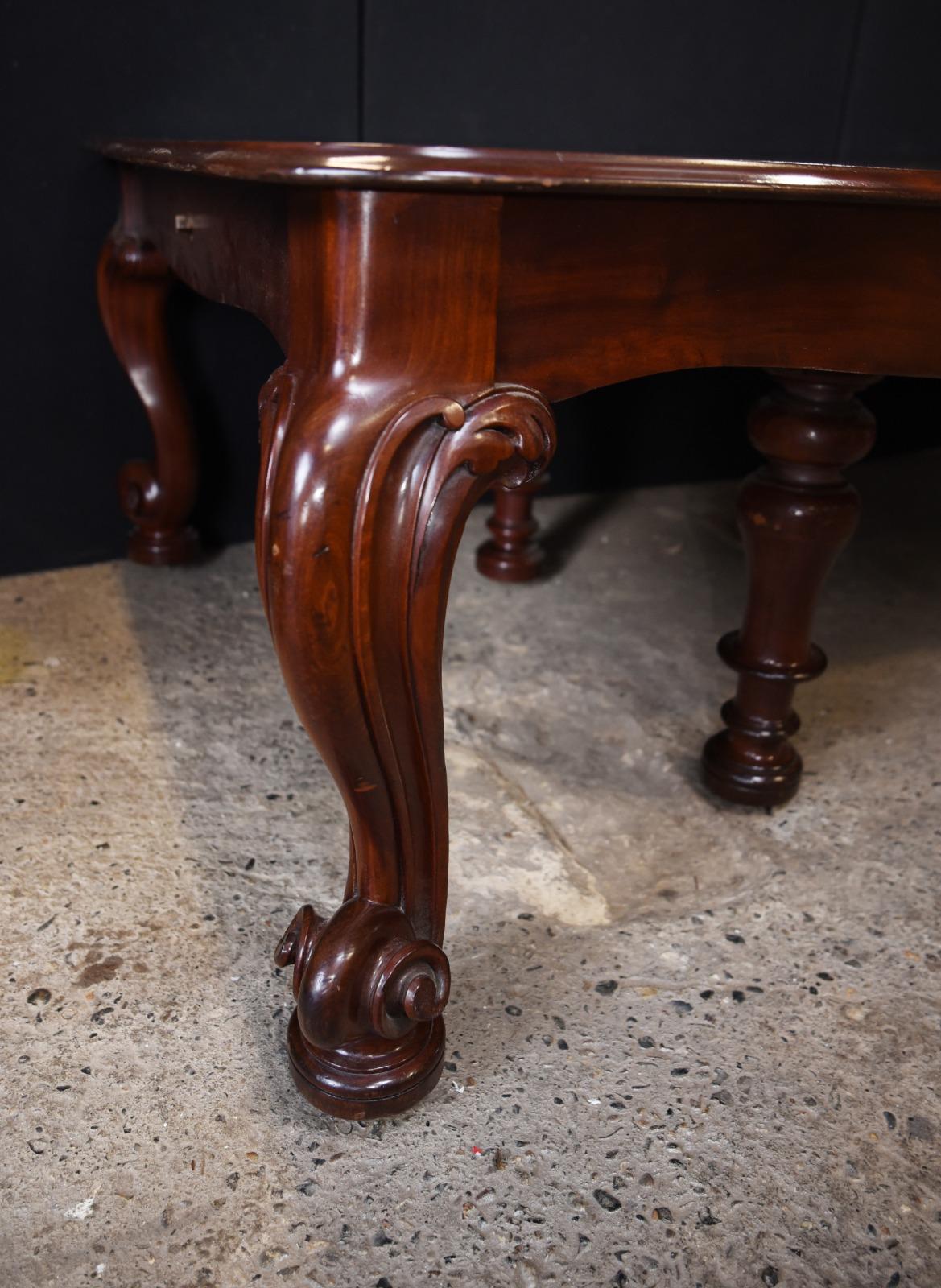 Mid-19th Century Antique Victorian Dining Table Extending Mahogany Cabriole Legs