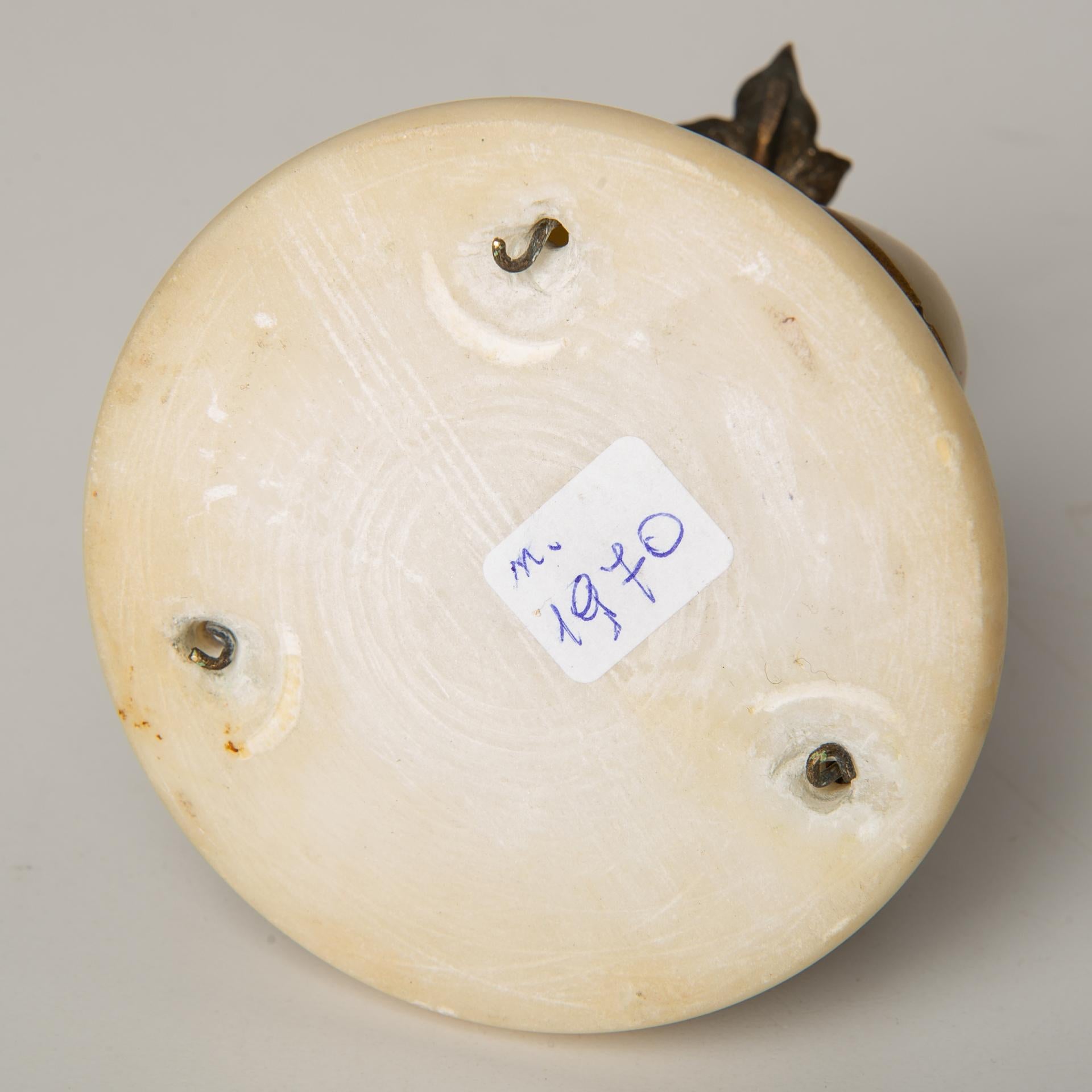 Das ist eine antike Essensglocke mit einer Glocke aus Abalone und Perlmutt auf einem weißen Marmorsockel. Ich habe dieses Objekt während eines Urlaubs in Frankreich gefunden, und die Aufschrift auf Französisch bestätigt es: 