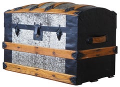 Antique Victorien Dome Top Chest Steamer Trunk Embossed Metal Oak w Insert