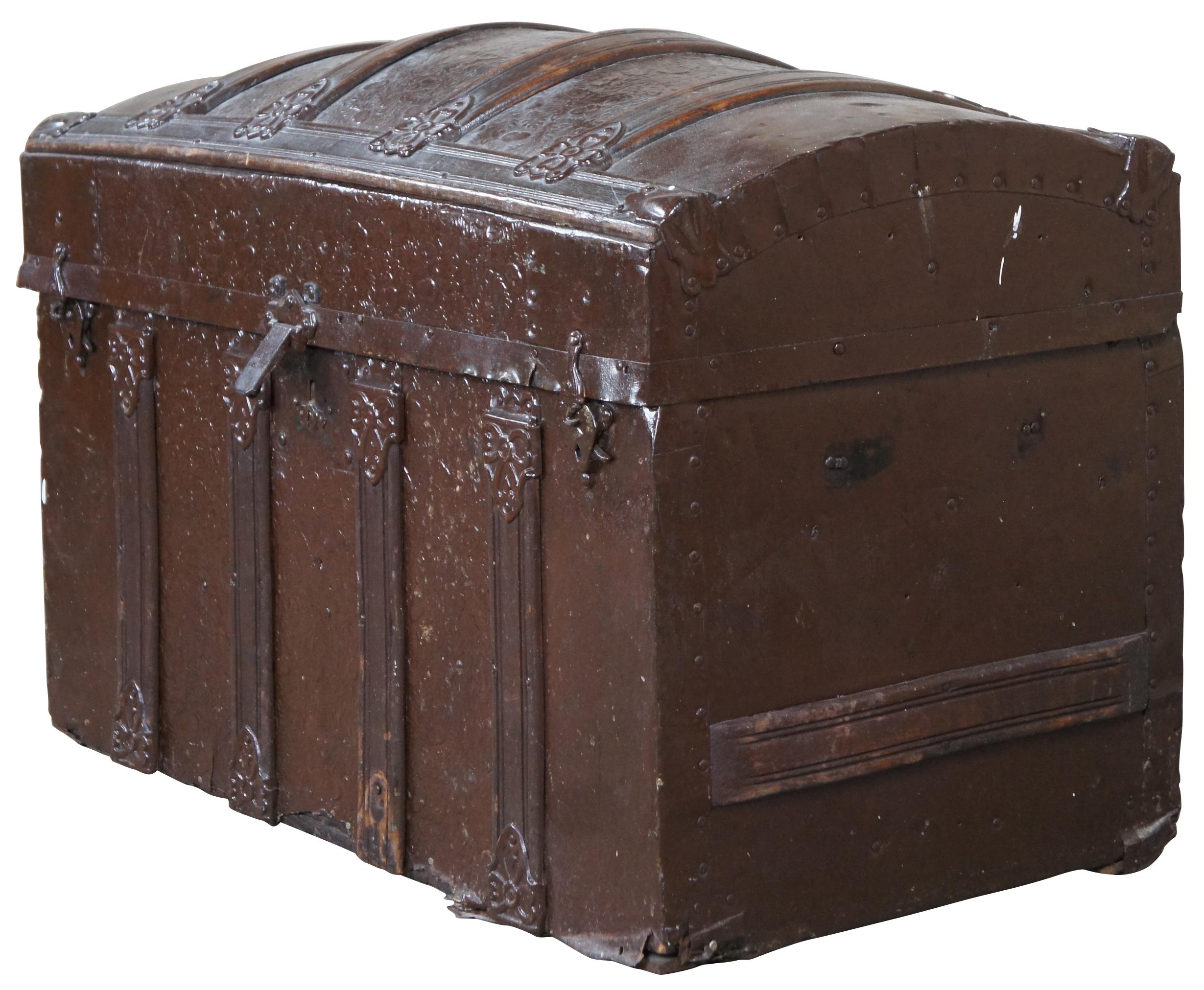 Victorian Dome top trunk. Presssed metal with banded oak top. Measure: 28