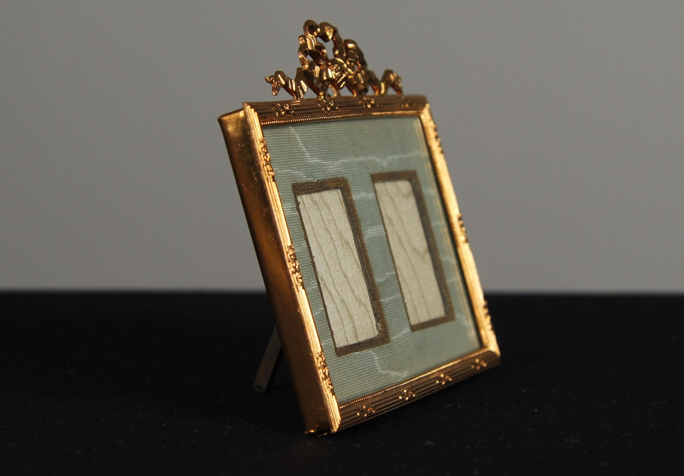 Magnifique cadre double victorien de France, vers les années 1880.
2 x photo de 2,5 x 3,5 cm.

Les cadres français de l'époque victorienne sont l'expression d'une Epoch connue pour sa richesse décorative et son appréciation de l'art et de
