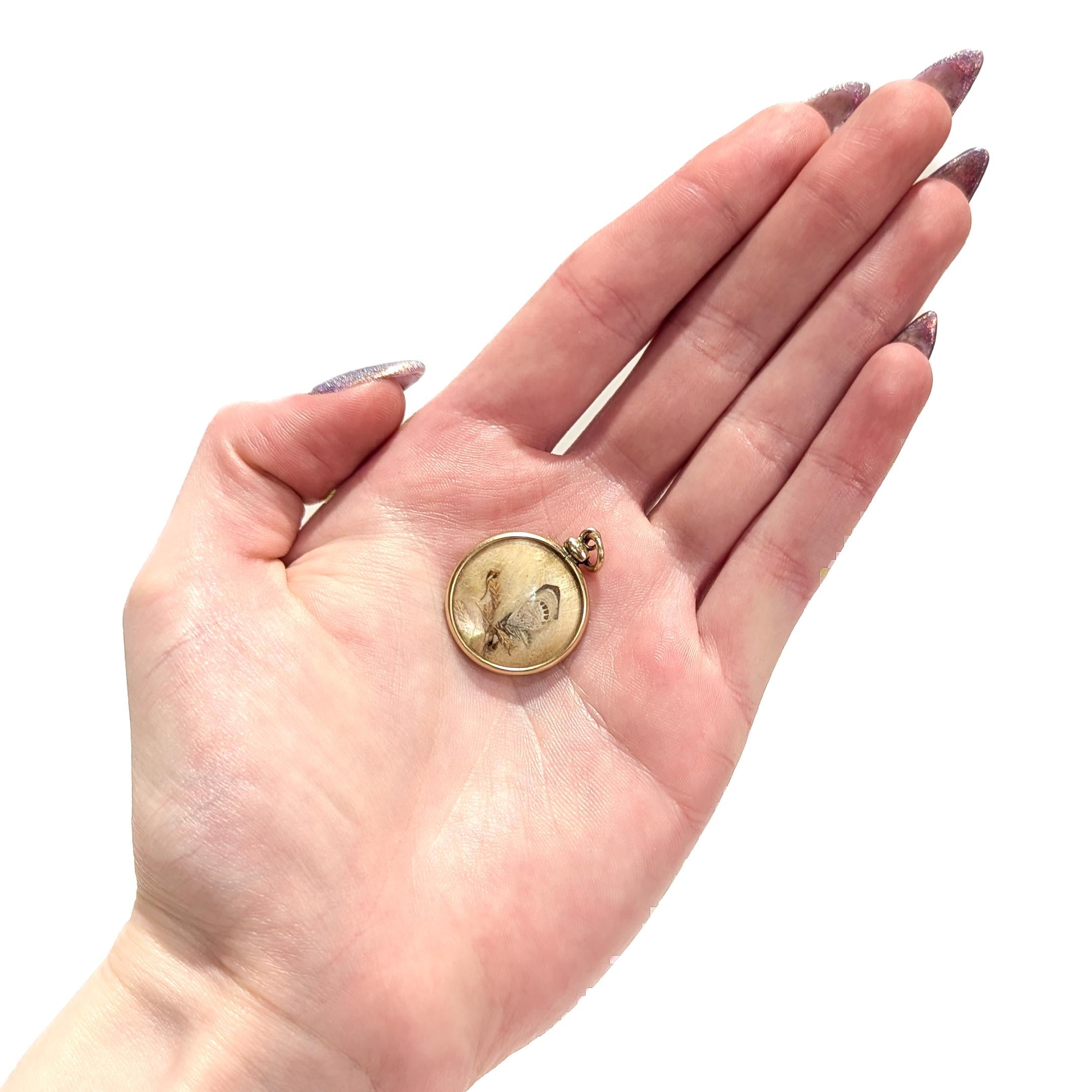 Édouardien Antique Victorian Double Side 14K Gold & Butterfly Wing Charm / Pendant en vente