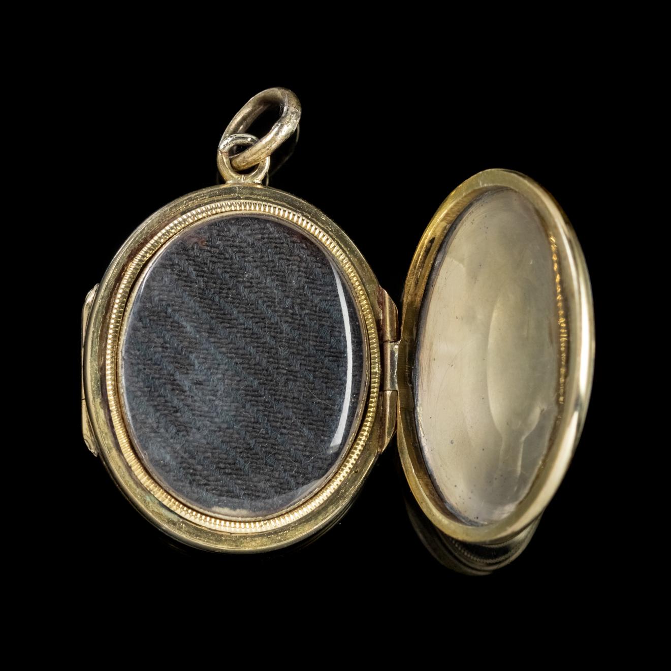 Women's Antique Victorian Double Sided Family Locket 9 Carat Gold, circa 1900 For Sale