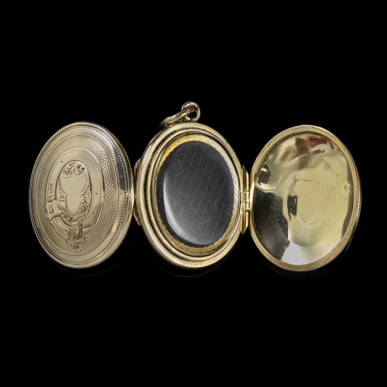 Antique Victorian Double Sided Family Locket 9 Carat Gold, circa 1900 For Sale 1