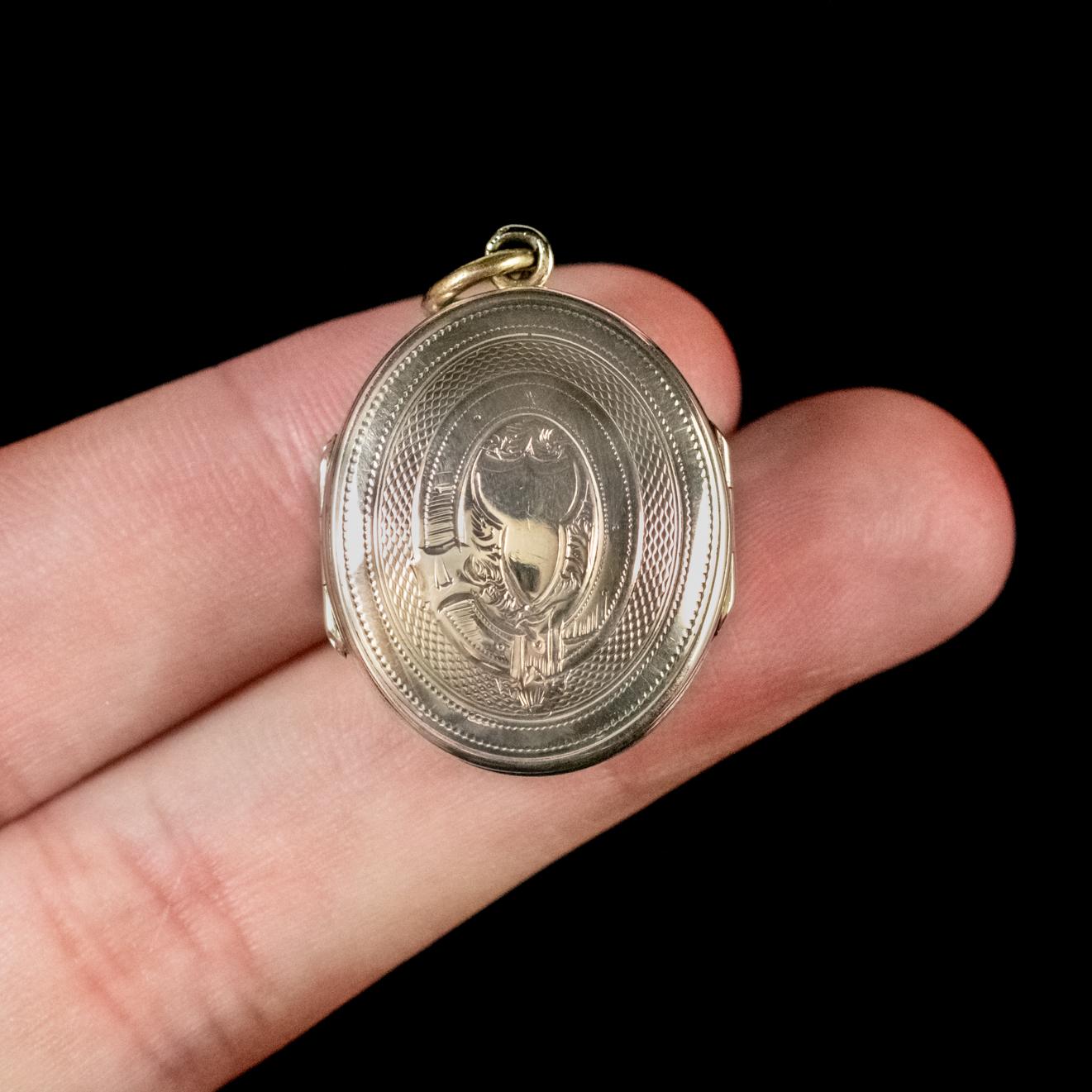 Antique Victorian Double Sided Family Locket 9 Carat Gold, circa 1900 For Sale 3