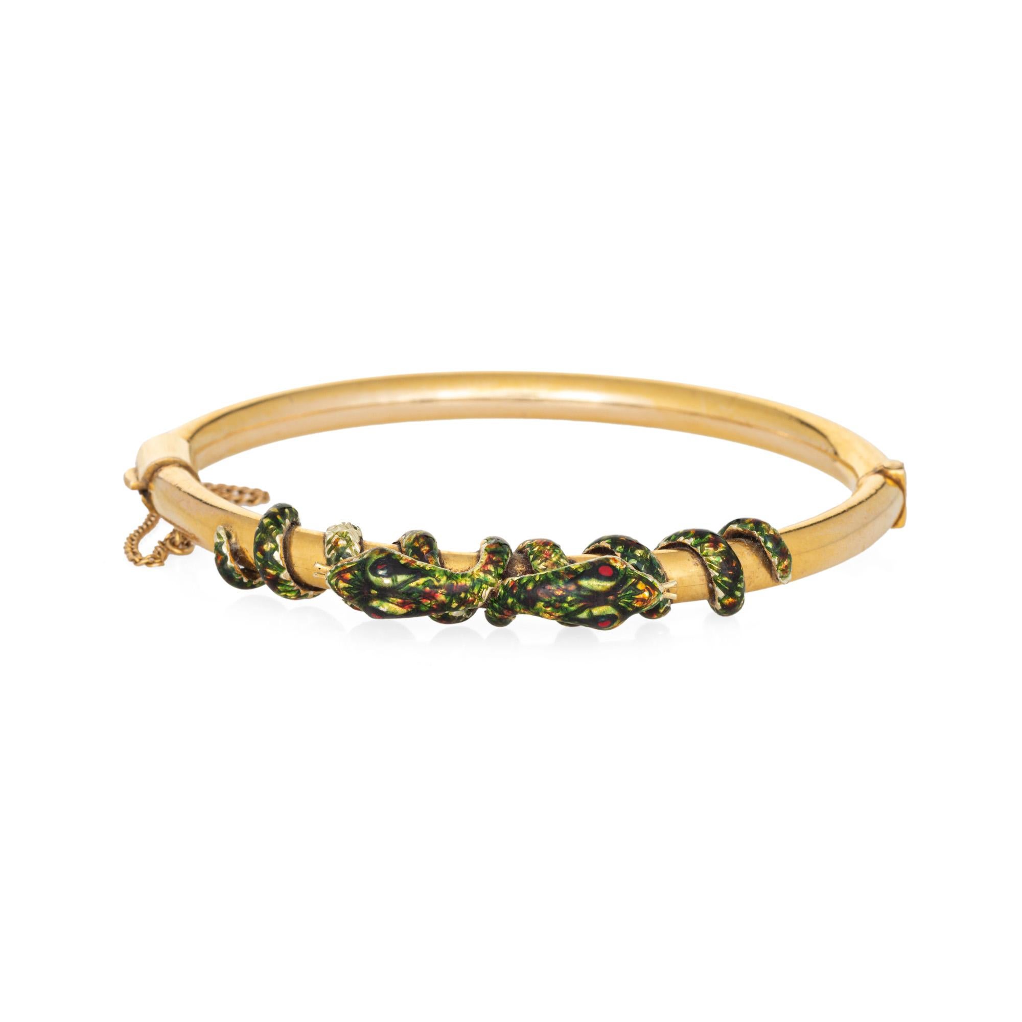 Bracelet antique victorien à double serpent enroulé, finement détaillé, en or jaune 14 carats (vers les années 1880 à 1900). 

Des émaux rouges et verts ornent les serpents. Quelques pertes d'émail compte tenu de l'âge du bracelet.      

Depuis des