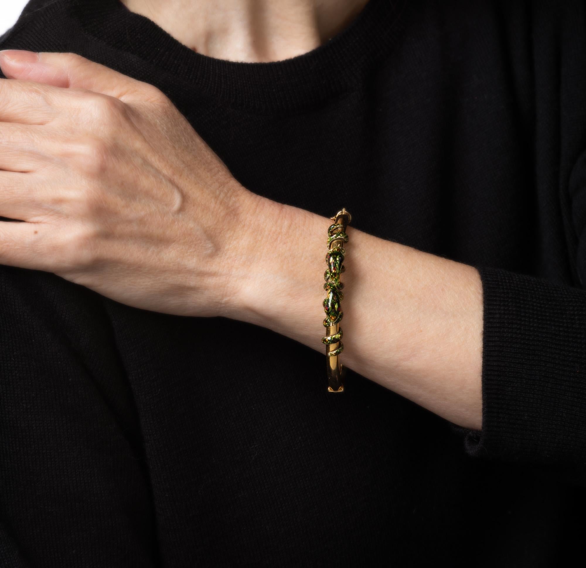 Bracelet victorien ancien en or jaune 14 carats avec deux serpents enroulés en émail en vente 1