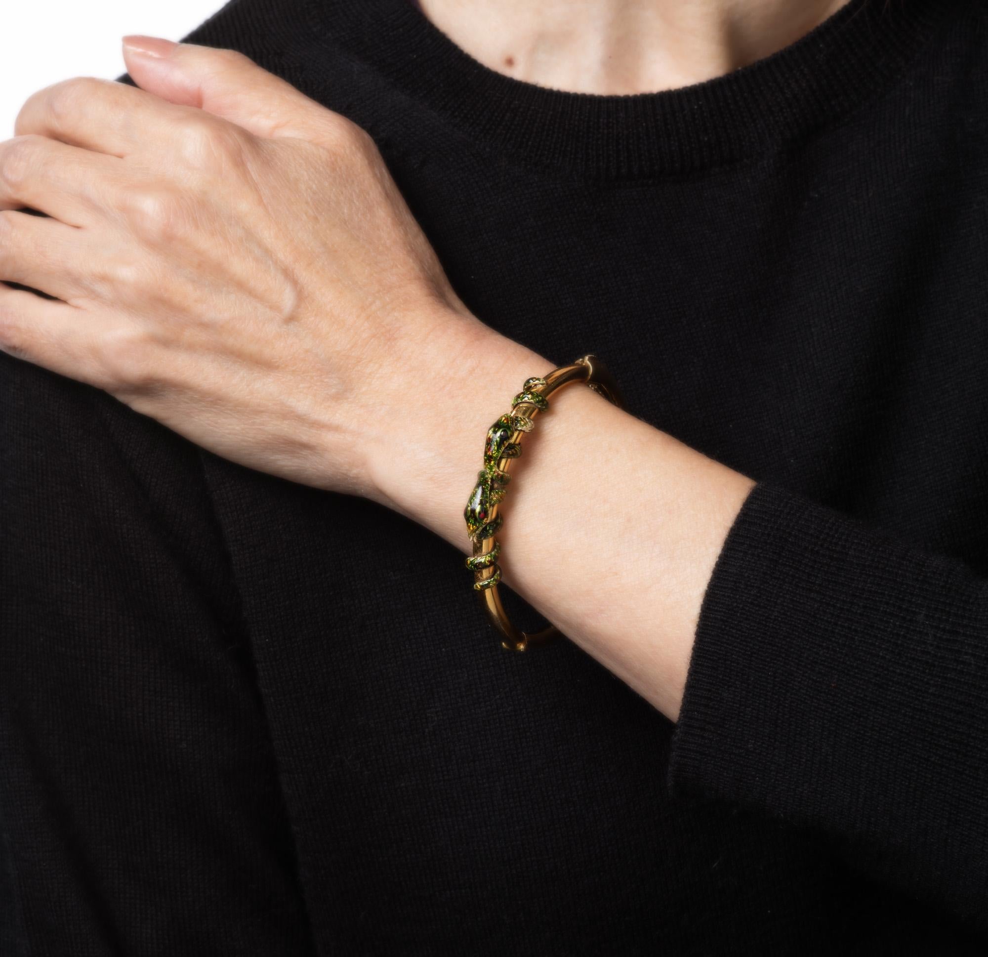 Bracelet victorien ancien en or jaune 14 carats avec deux serpents enroulés en émail en vente 2