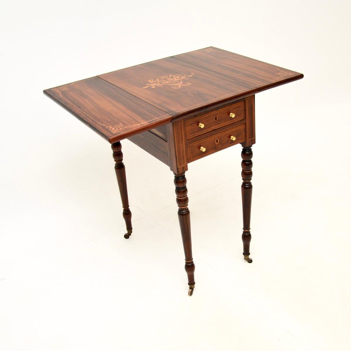 Superbe table d'appoint victorienne à feuilles tombantes. Fabriqué en Angleterre, il date de la période 1860-1880.

Il est d'une très grande qualité, le bois présente des veinures étonnantes et des incrustations de bois satiné absolument