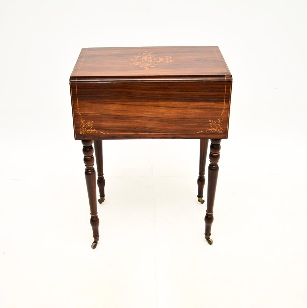 Bois Table d'appoint victorienne ancienne à abattant en vente
